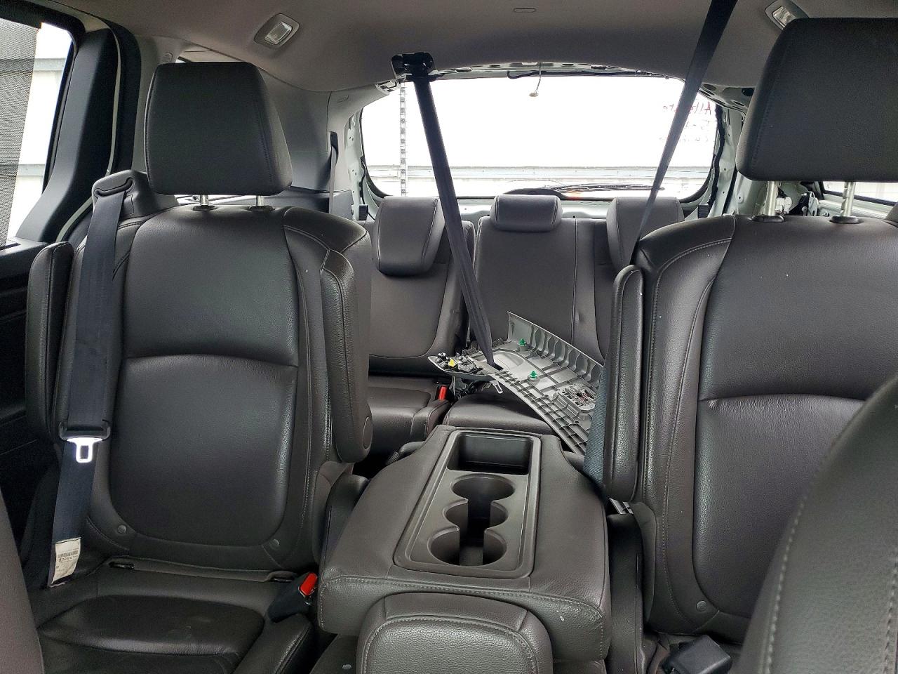 2018 Honda Odyssey Touring White vin: 5FNRL6H87JB000141