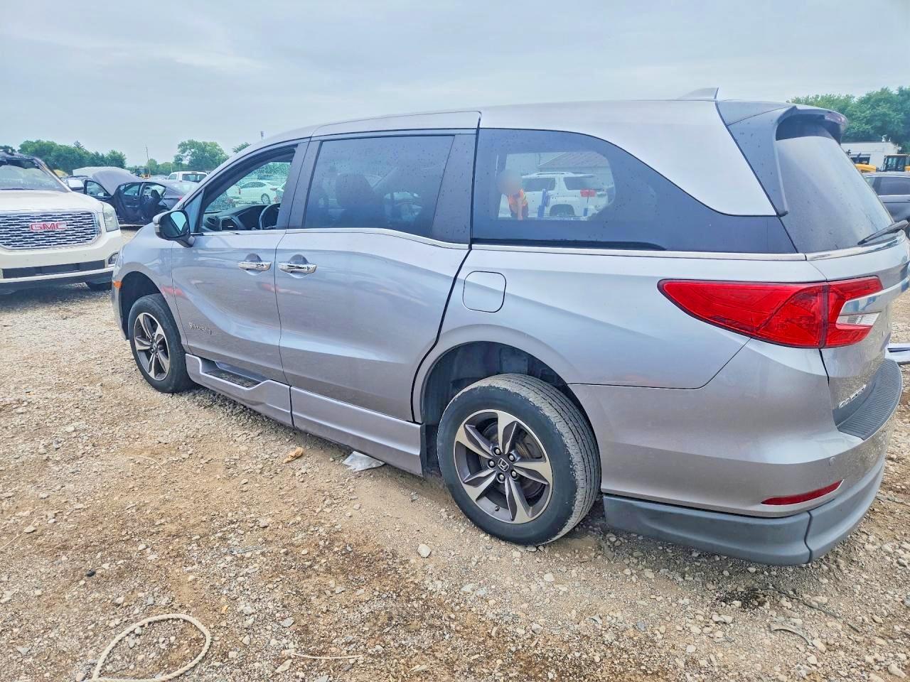 2019 Honda Odyssey Touring Silver vin: 5FNRL6H87KB093924