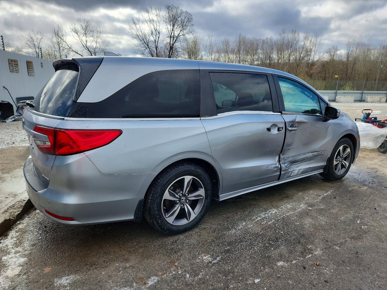 2018 Honda Odyssey Touring Серебряный vin: 5FNRL6H88JB078105