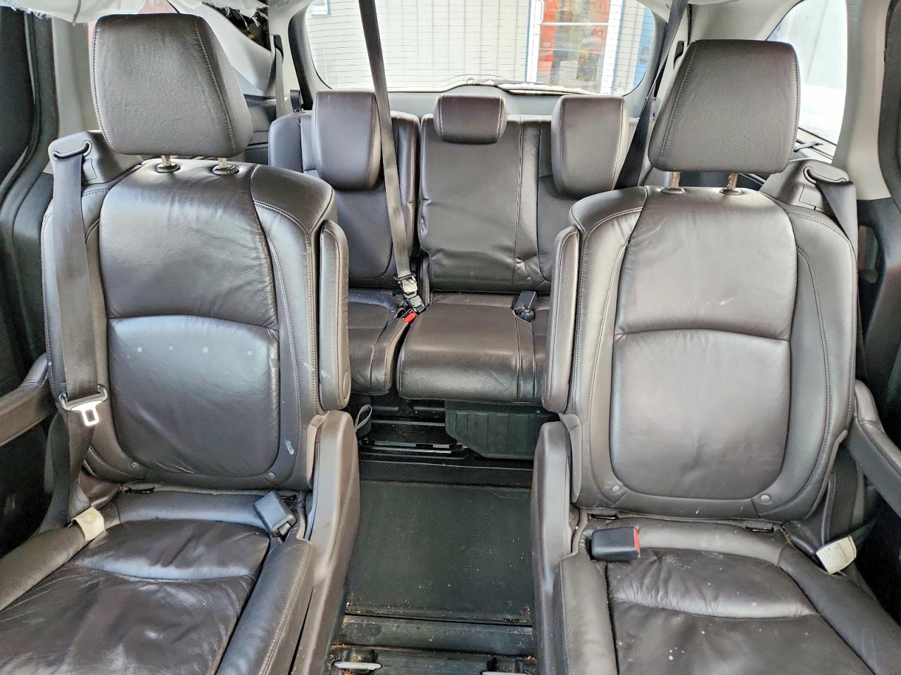 2018 Honda Odyssey Touring Серебряный vin: 5FNRL6H88JB078105
