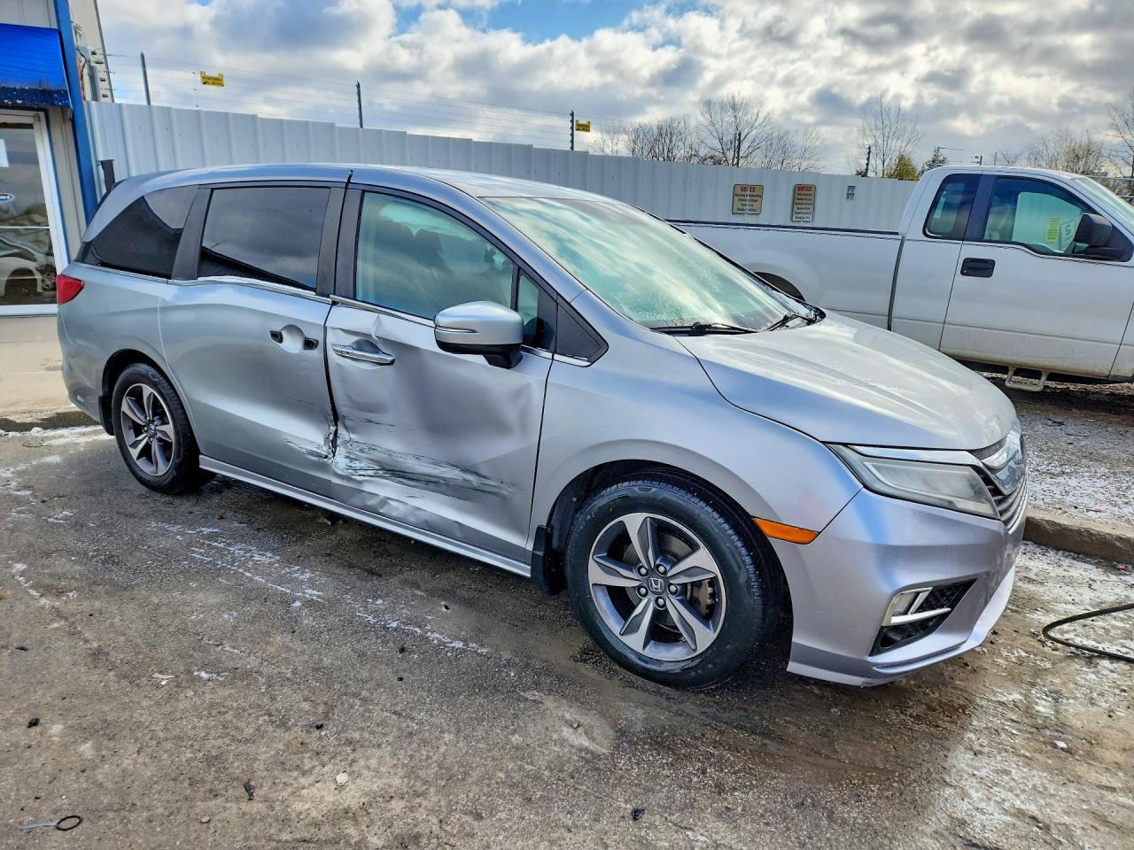 2018 Honda Odyssey Touring Серебряный vin: 5FNRL6H88JB078105