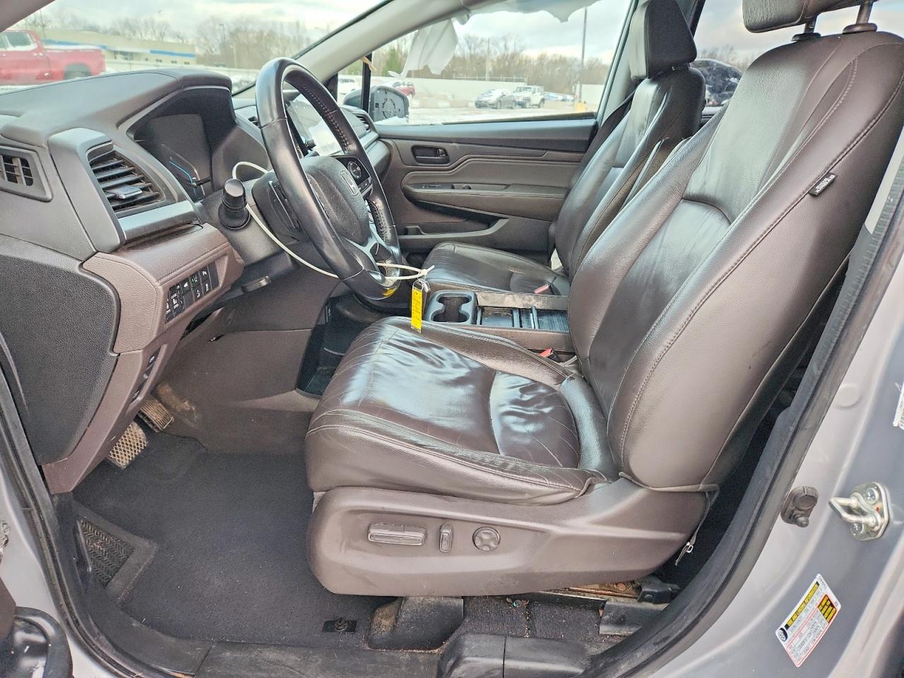 2018 Honda Odyssey Touring Серебряный vin: 5FNRL6H88JB078105