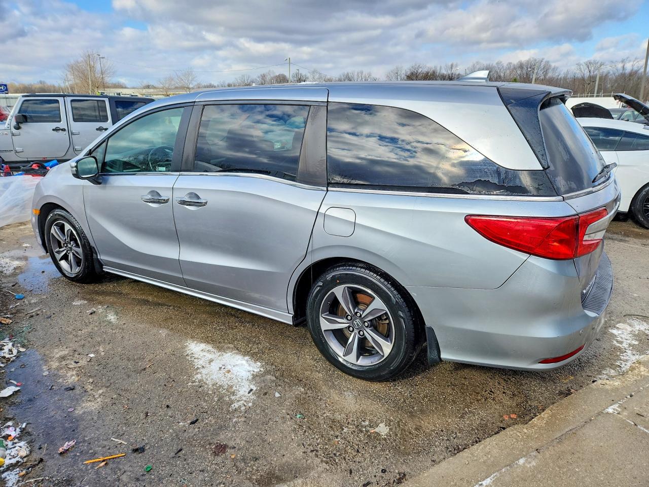 2018 Honda Odyssey Touring Серебряный vin: 5FNRL6H88JB078105