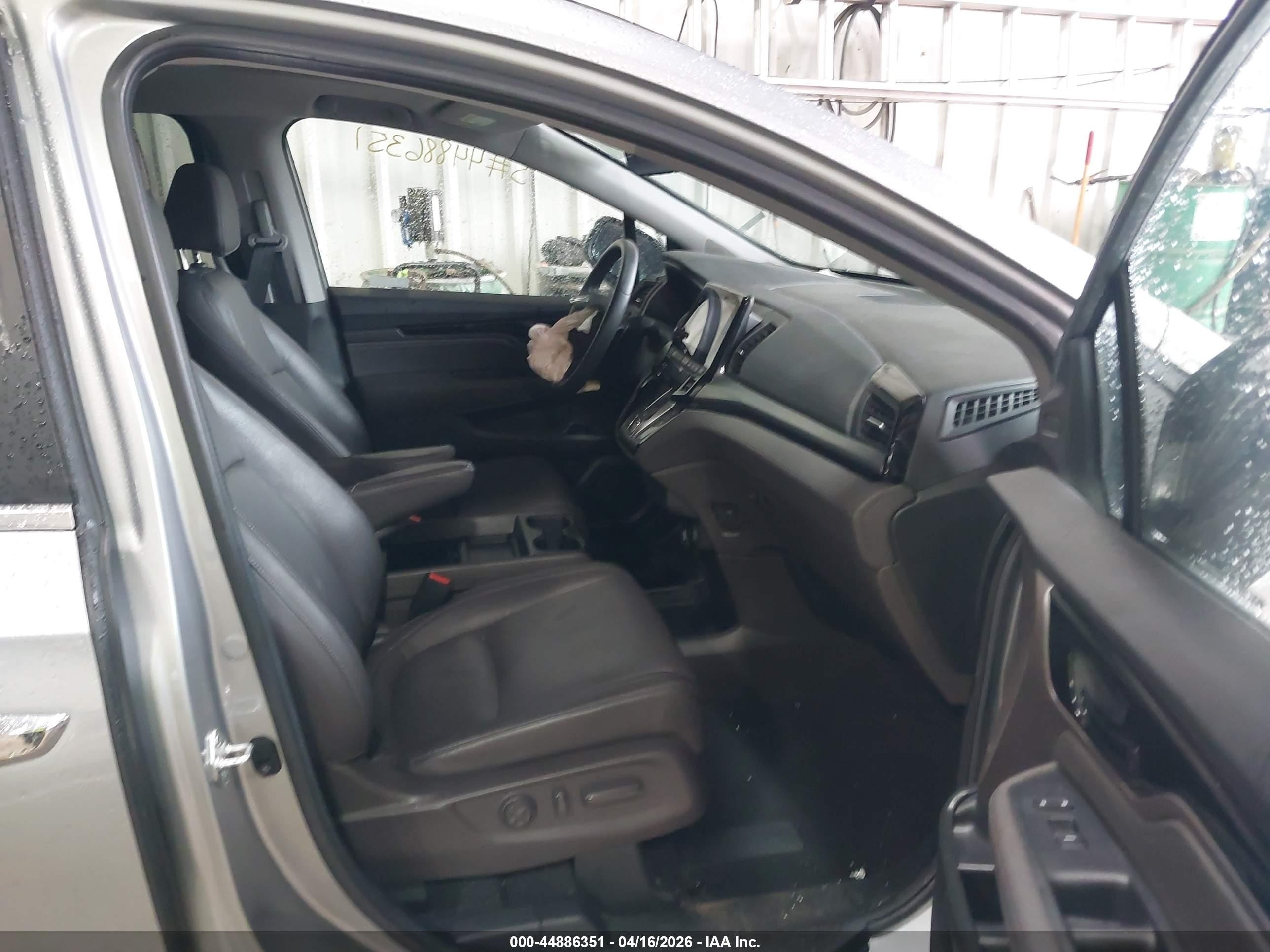 2024 Honda Odyssey Touring Silver vin: 5FNRL6H88RB058688