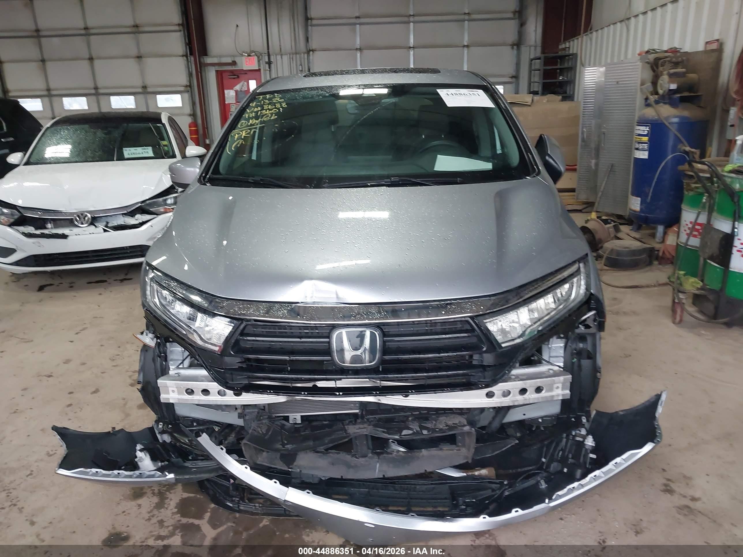 2024 Honda Odyssey Touring Silver vin: 5FNRL6H88RB058688