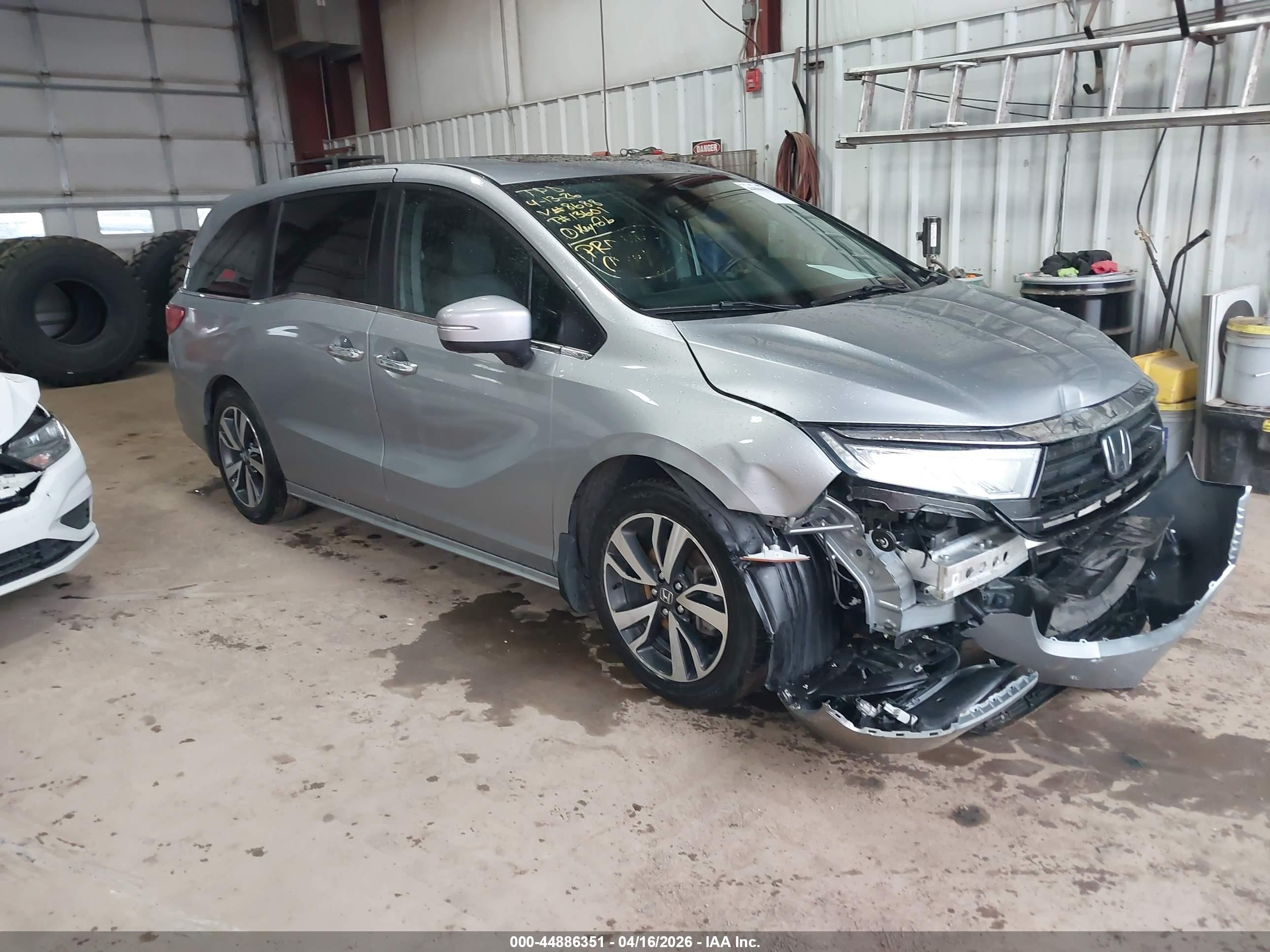 2024 Honda Odyssey Touring Silver vin: 5FNRL6H88RB058688