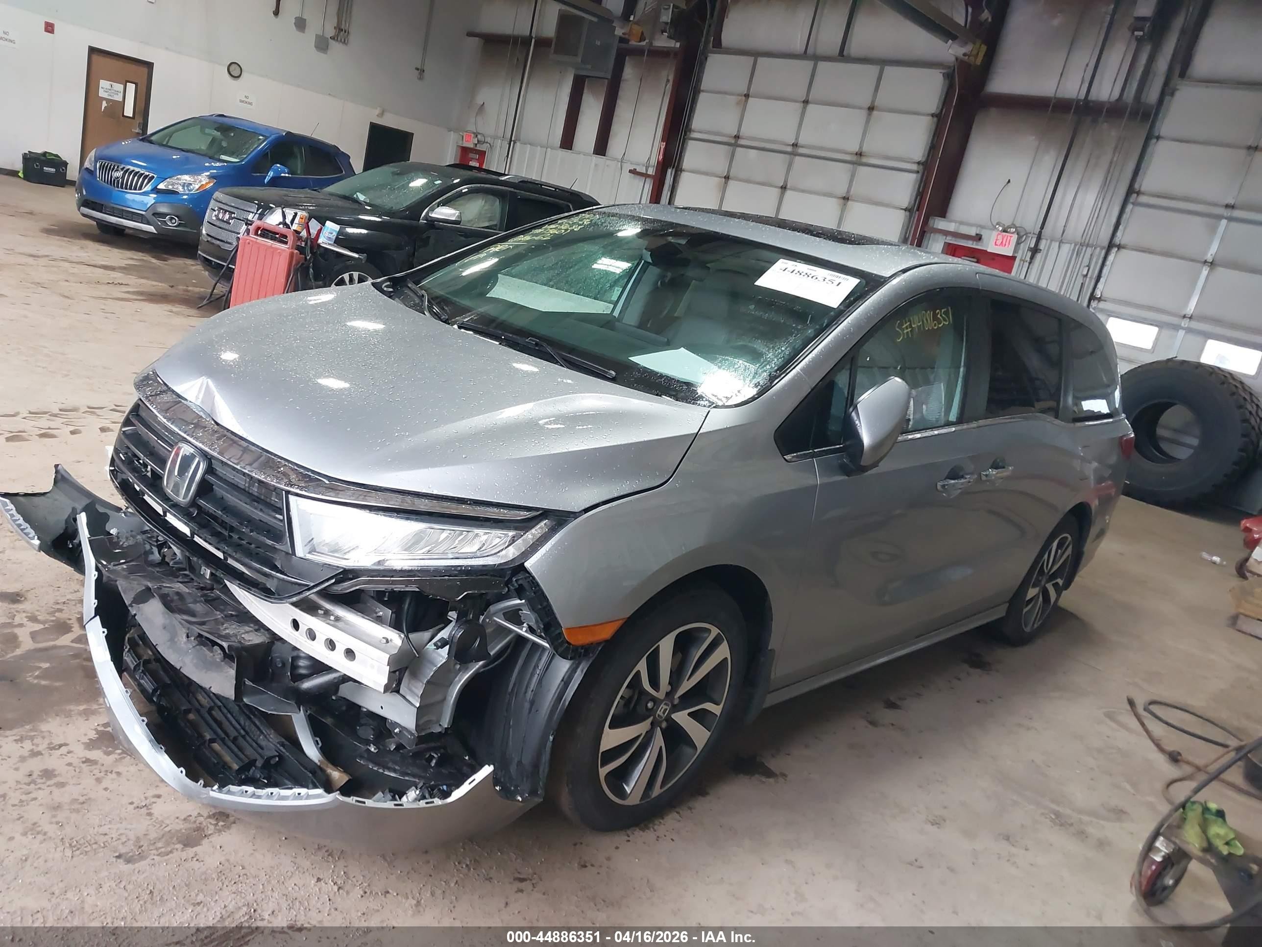 2024 Honda Odyssey Touring Silver vin: 5FNRL6H88RB058688