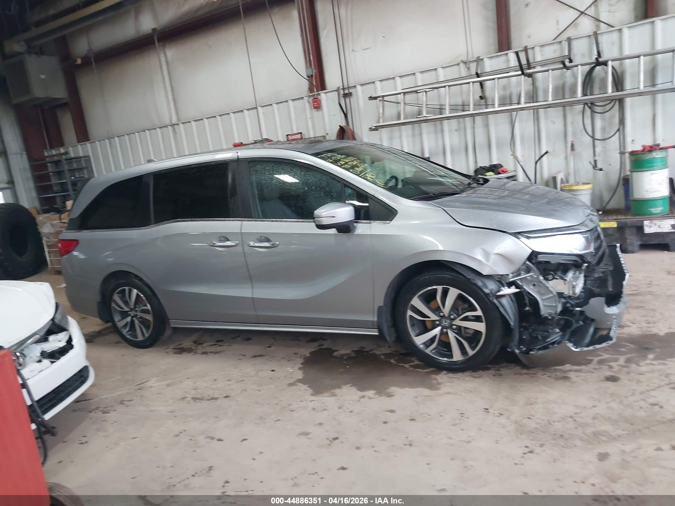 2024 Honda Odyssey Touring Silver vin: 5FNRL6H88RB058688