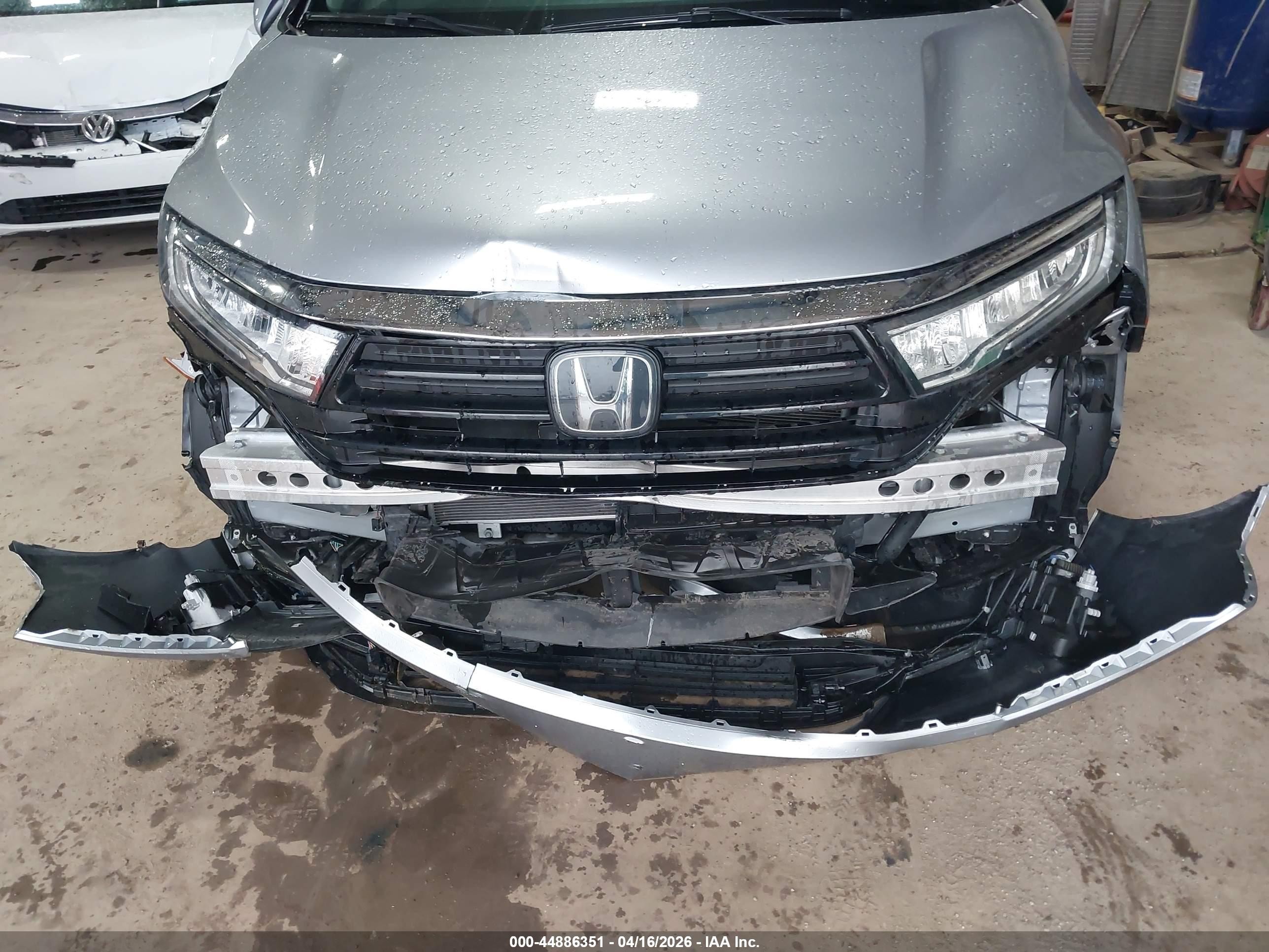 2024 Honda Odyssey Touring Silver vin: 5FNRL6H88RB058688