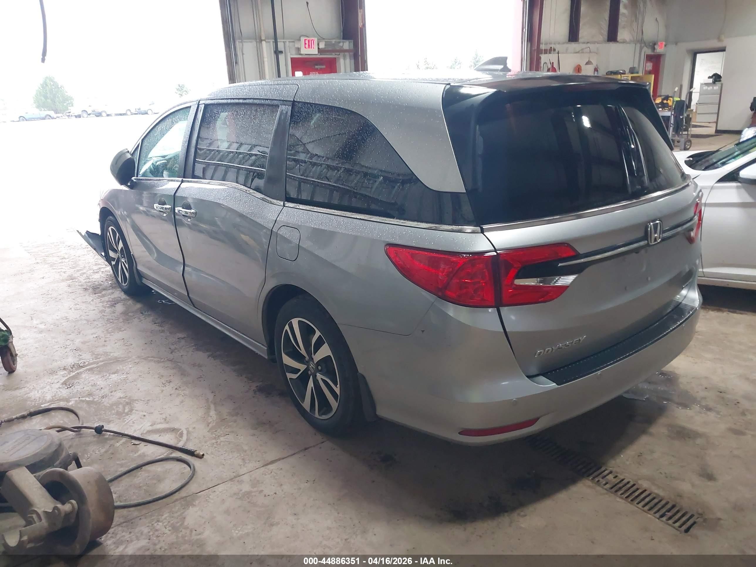 2024 Honda Odyssey Touring Silver vin: 5FNRL6H88RB058688