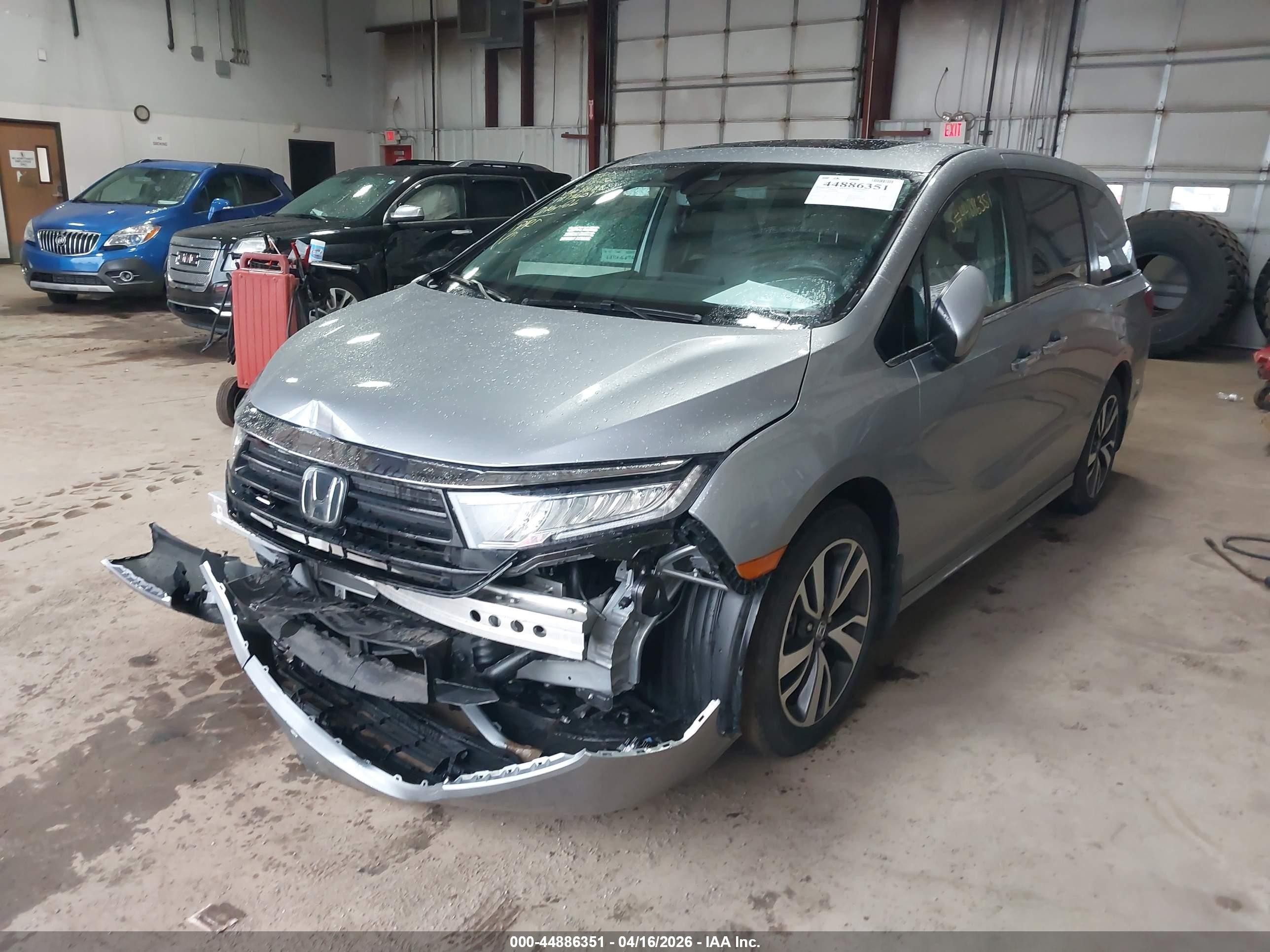 2024 Honda Odyssey Touring Silver vin: 5FNRL6H88RB058688