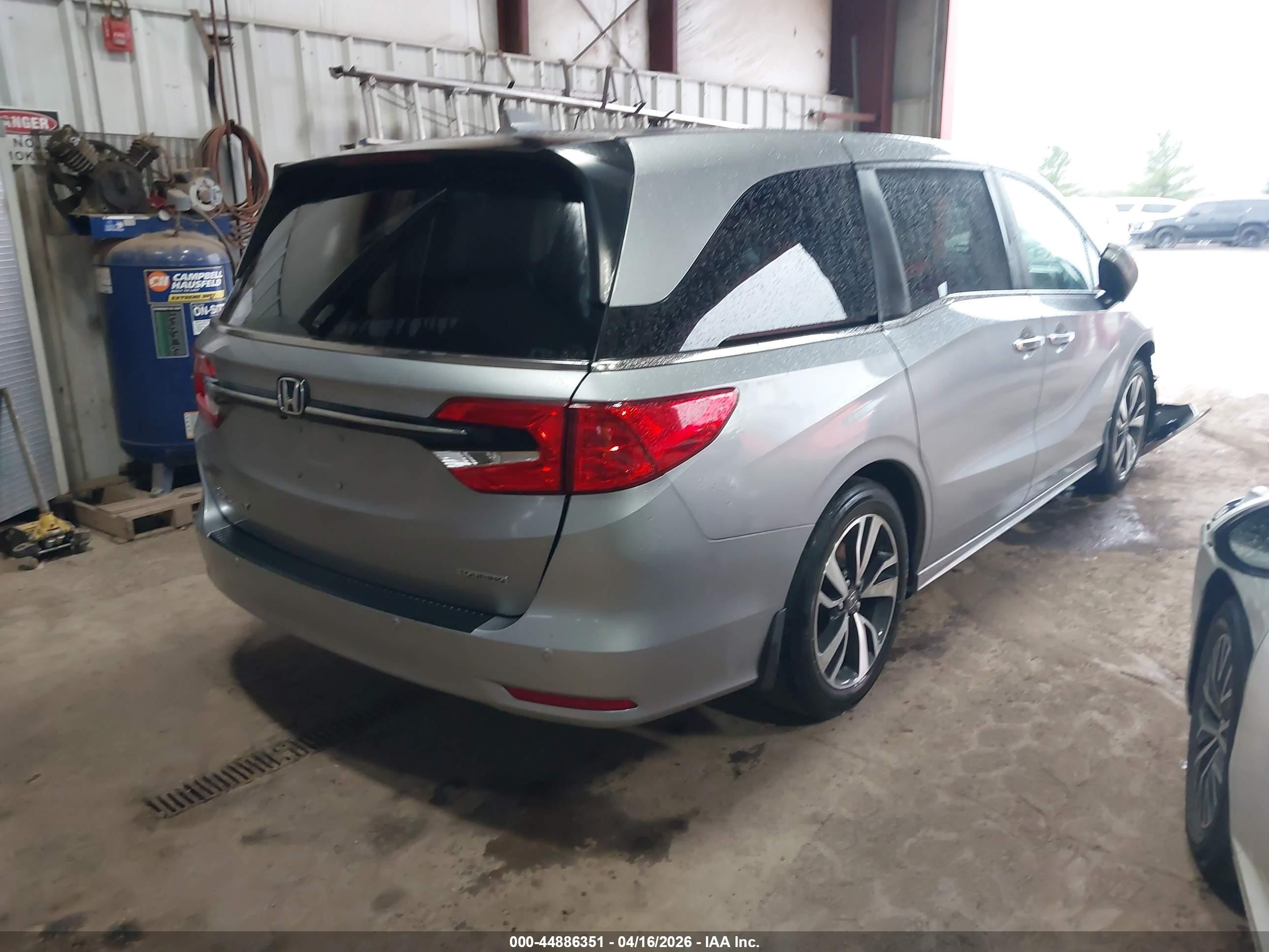 2024 Honda Odyssey Touring Silver vin: 5FNRL6H88RB058688