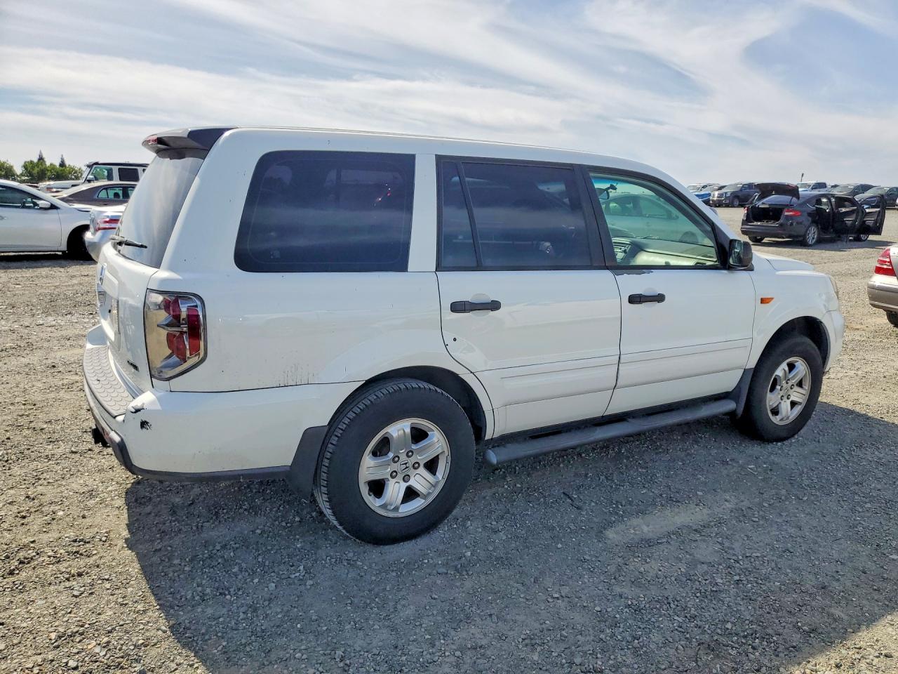 2007 Honda Pilot Lx White vin: 5FNYF181X7B023902