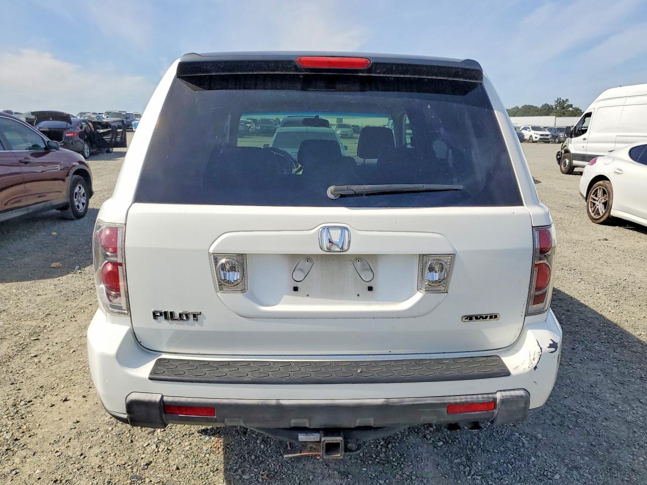 2007 Honda Pilot Lx White vin: 5FNYF181X7B023902