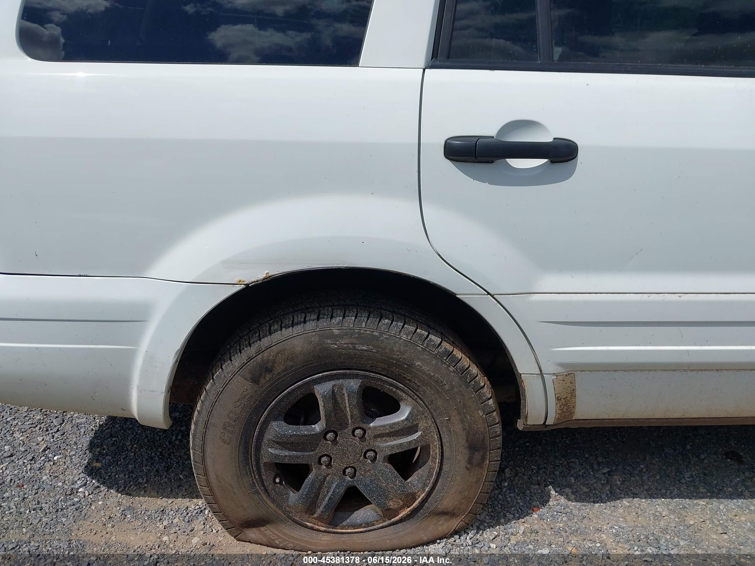 2005 Honda Pilot Ex White vin: 5FNYF18465B026769