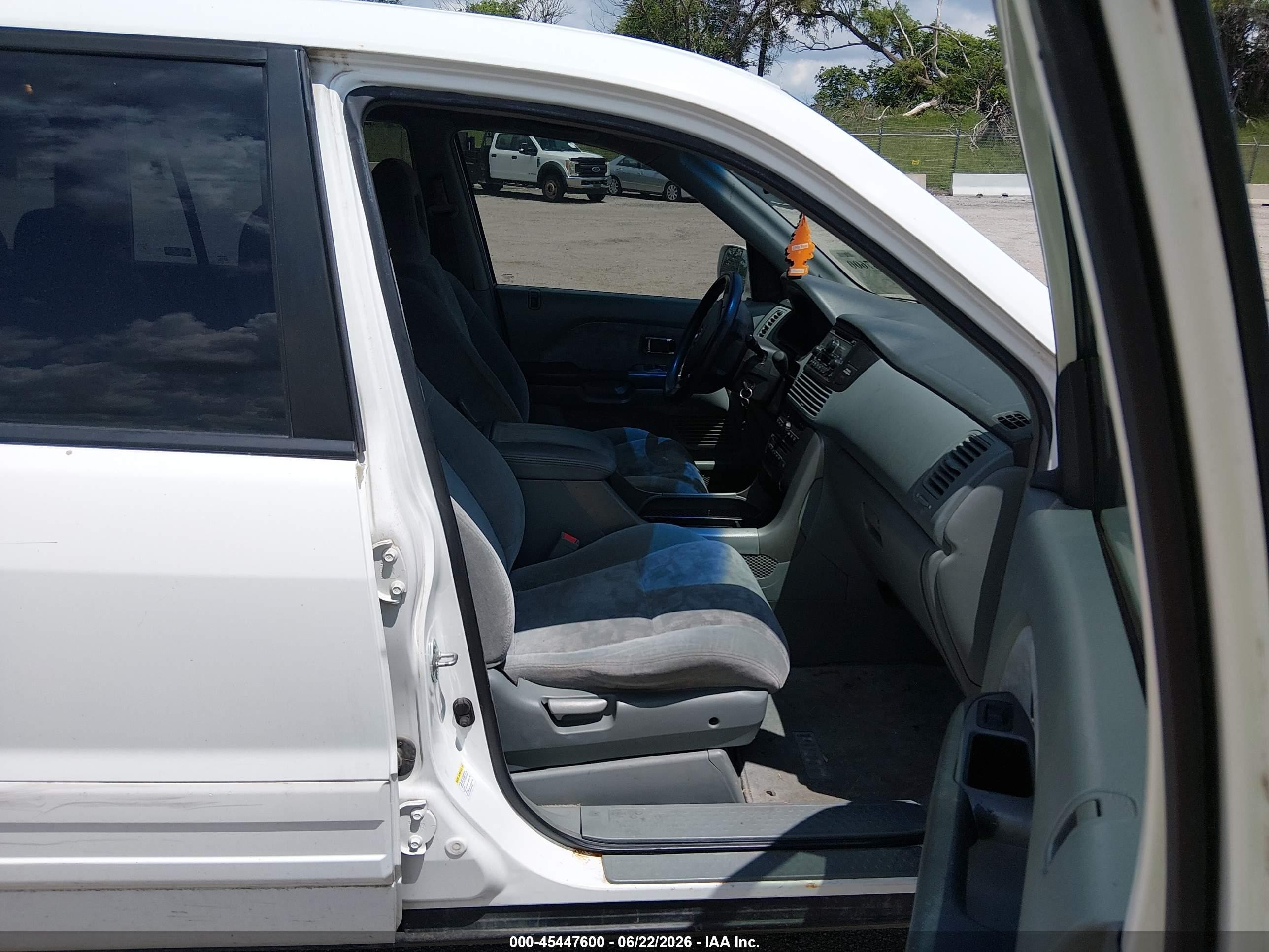 2005 Honda Pilot Ex White vin: 5FNYF18495B062049