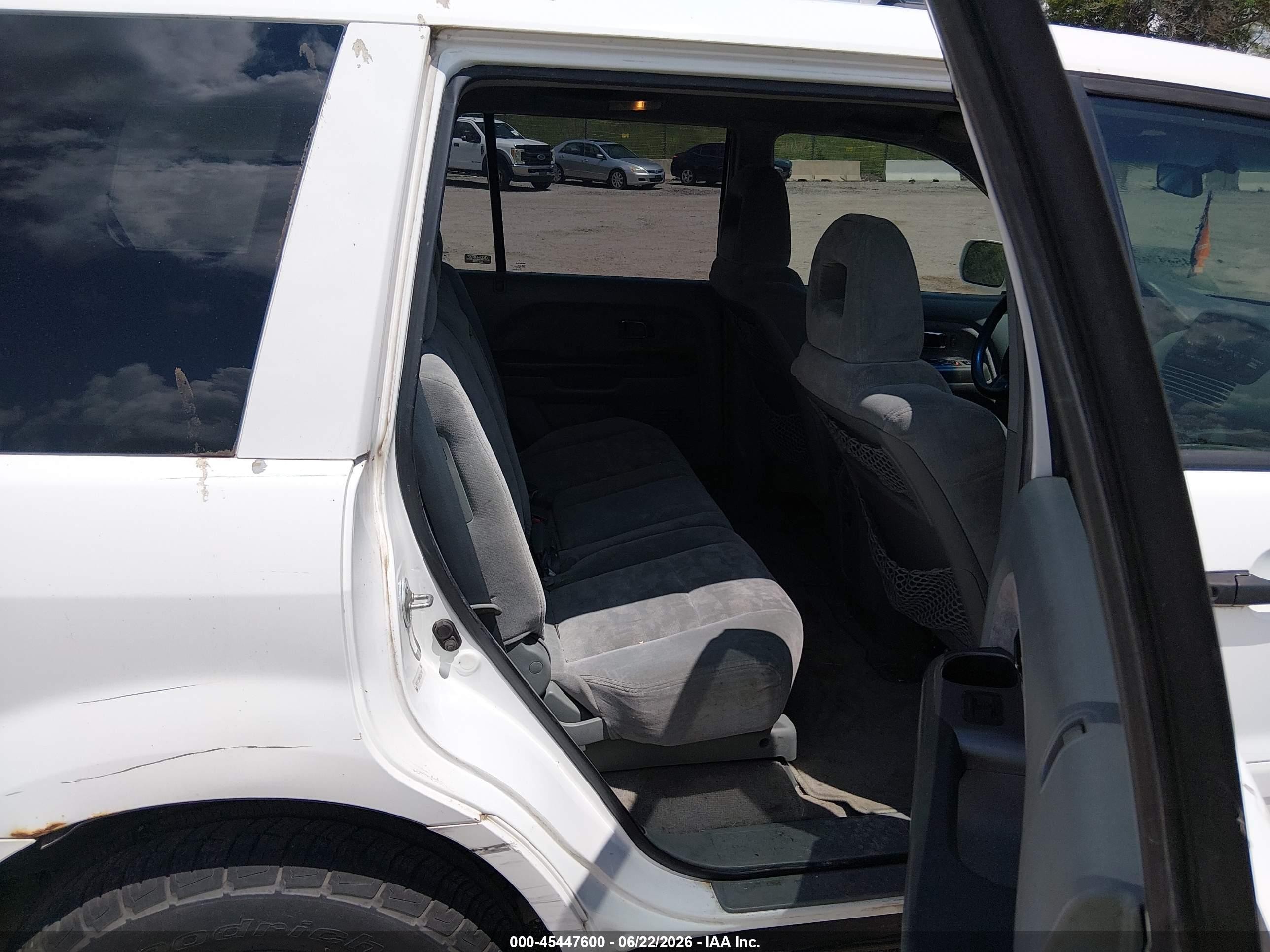 2005 Honda Pilot Ex White vin: 5FNYF18495B062049