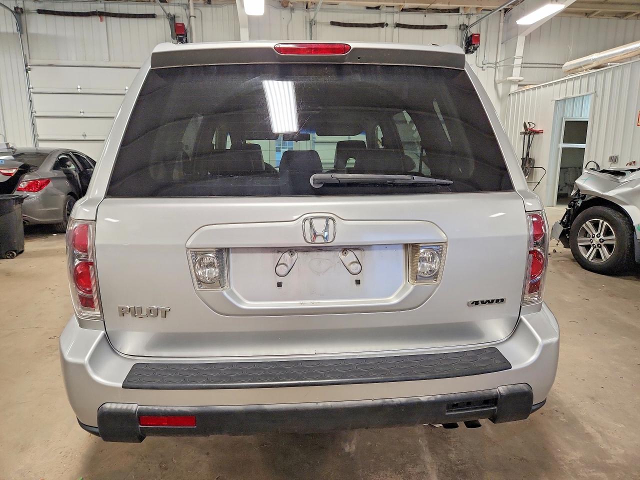 2006 Honda Pilot Silver vin: 5FNYF18606B020792