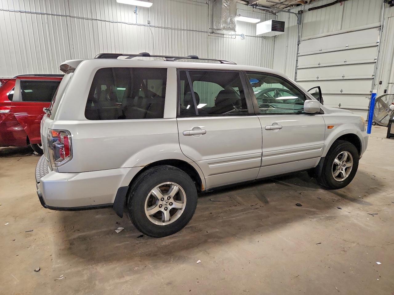 2006 Honda Pilot Silver vin: 5FNYF18606B020792