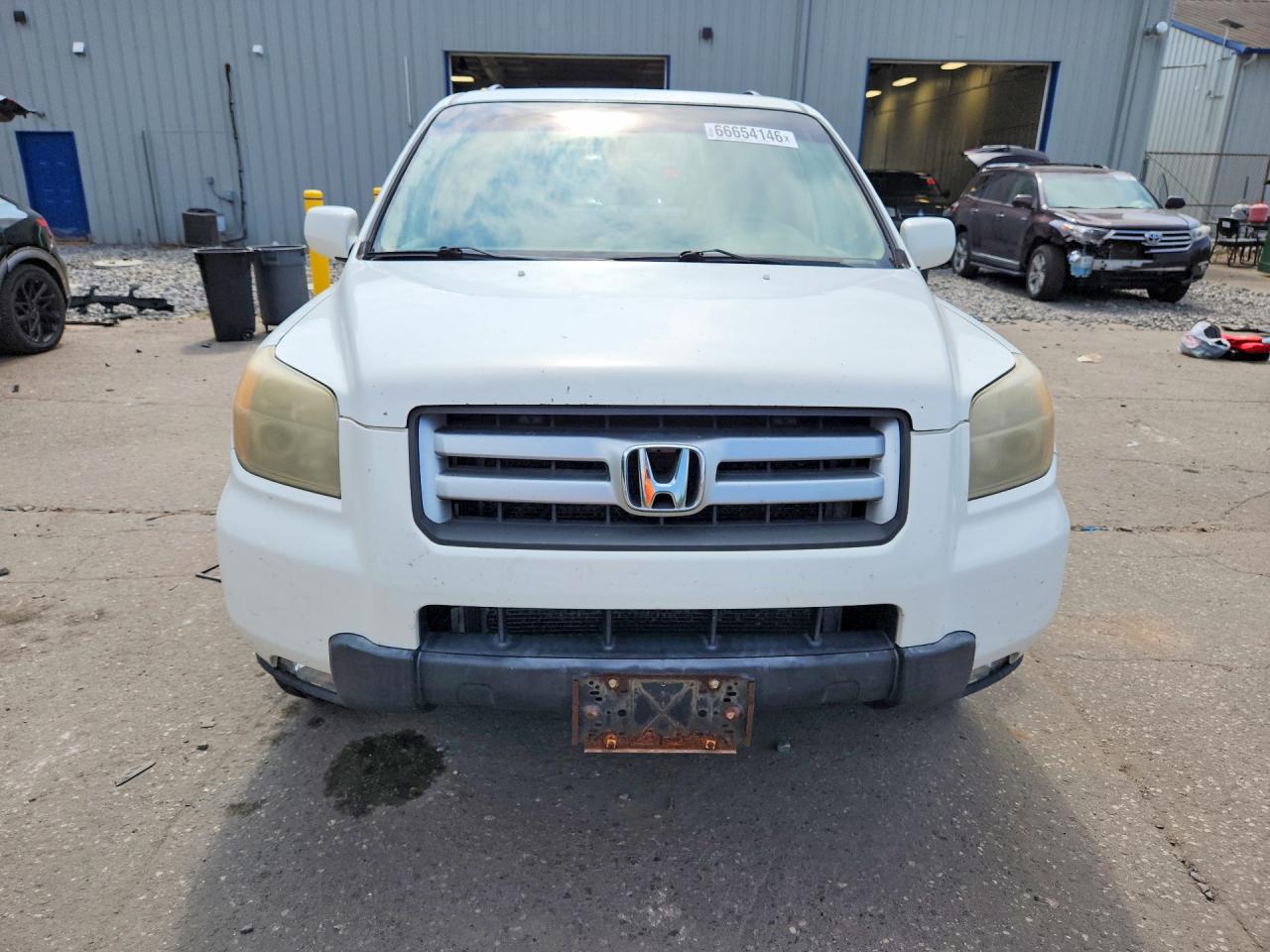 2007 Honda Pilot White vin: 5FNYF18797B014838