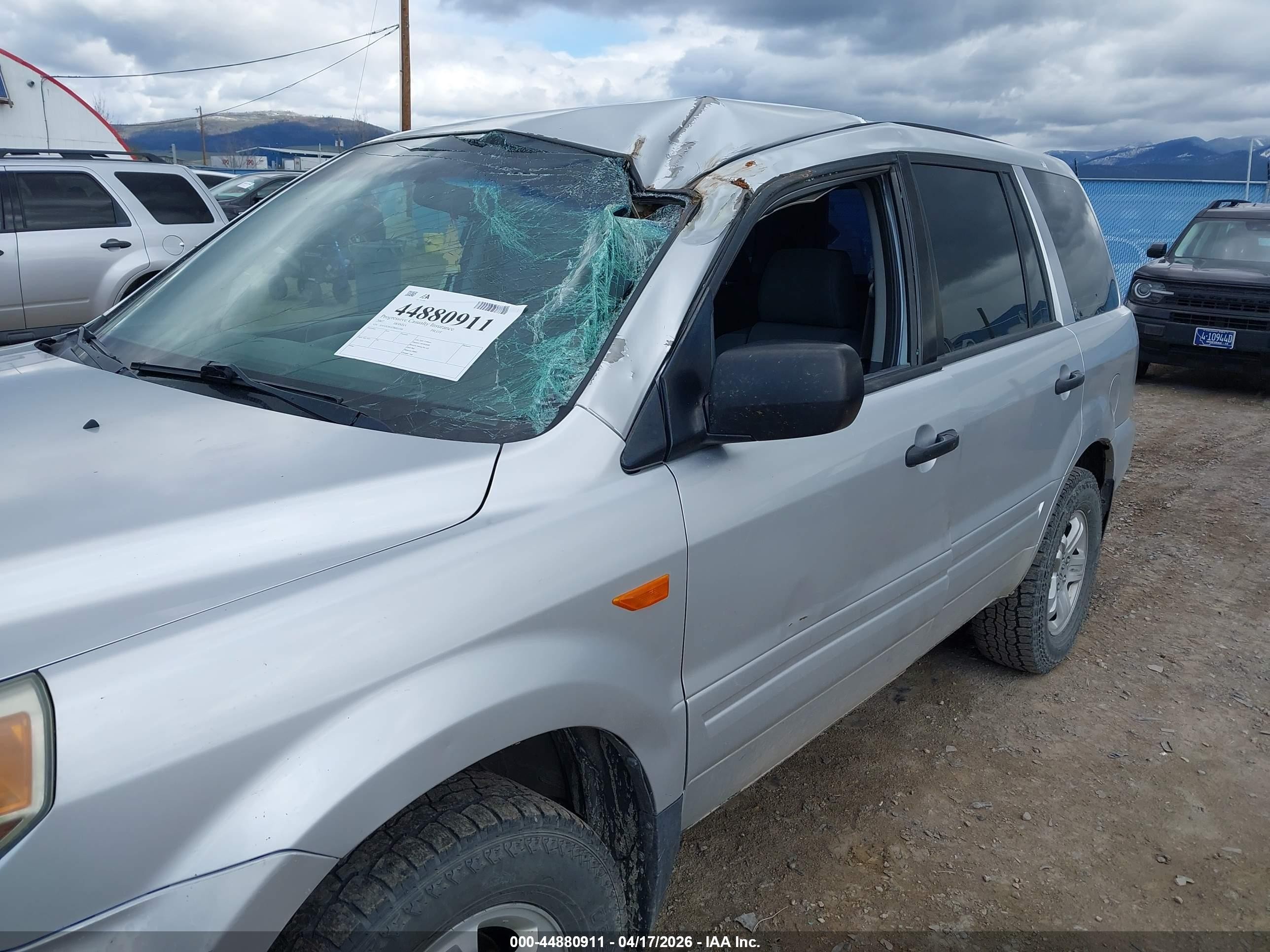 2007 Honda Pilot Lx Silver vin: 5FNYF28107B003308