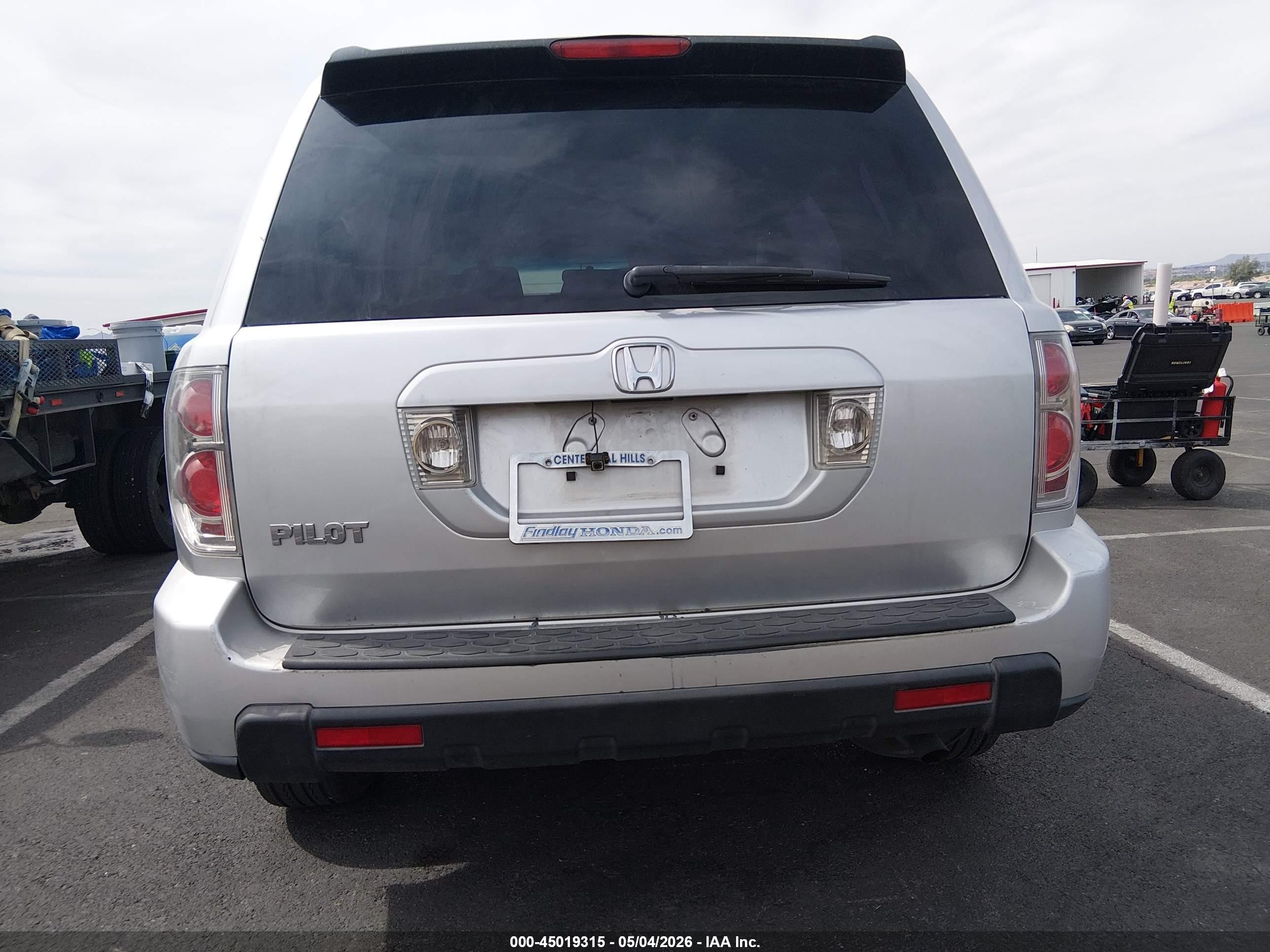 2007 Honda Pilot Lx Silver vin: 5FNYF28117B014057