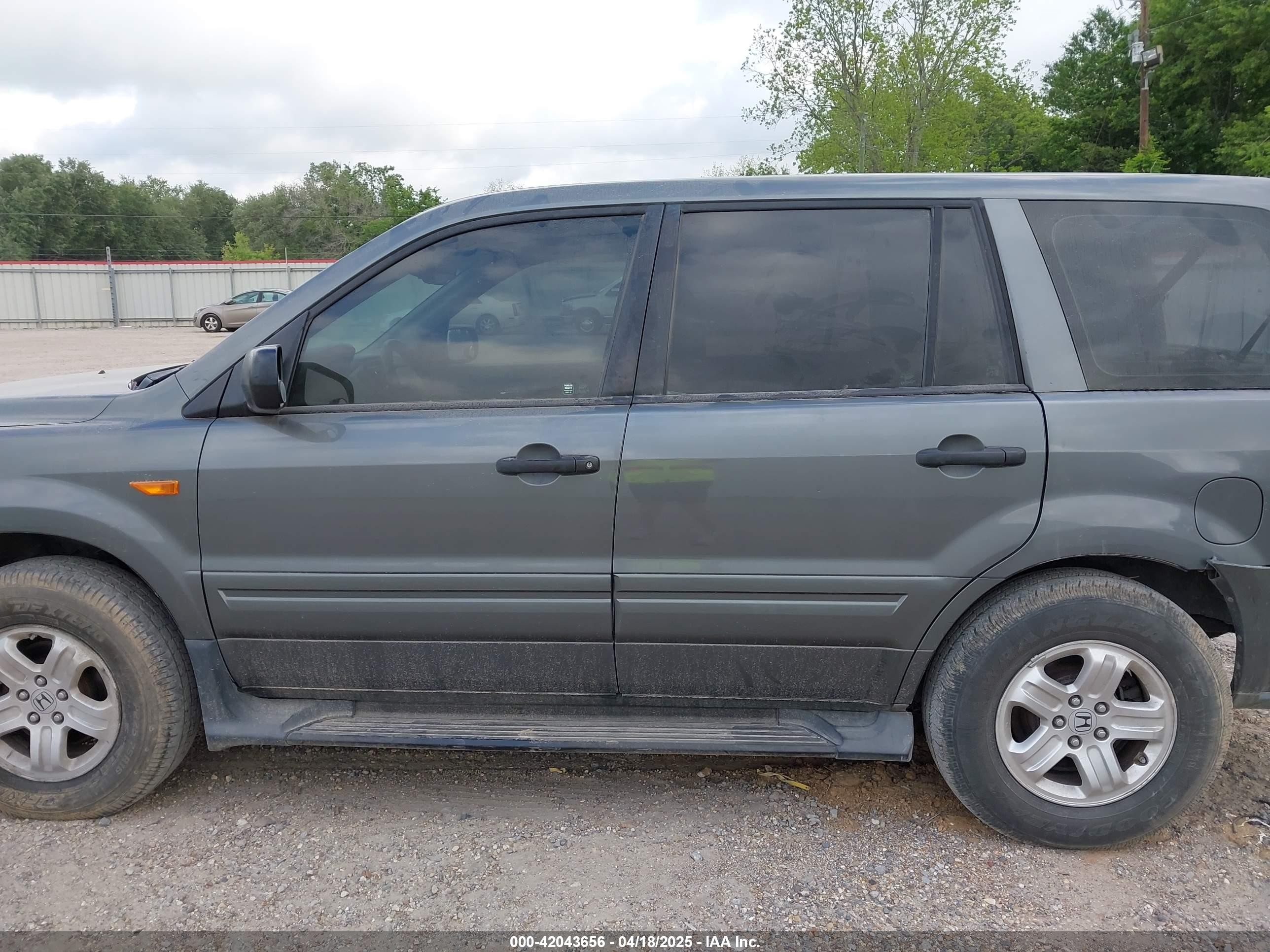 2007 Honda Pilot Lx Gray vin: 5FNYF28137B016831