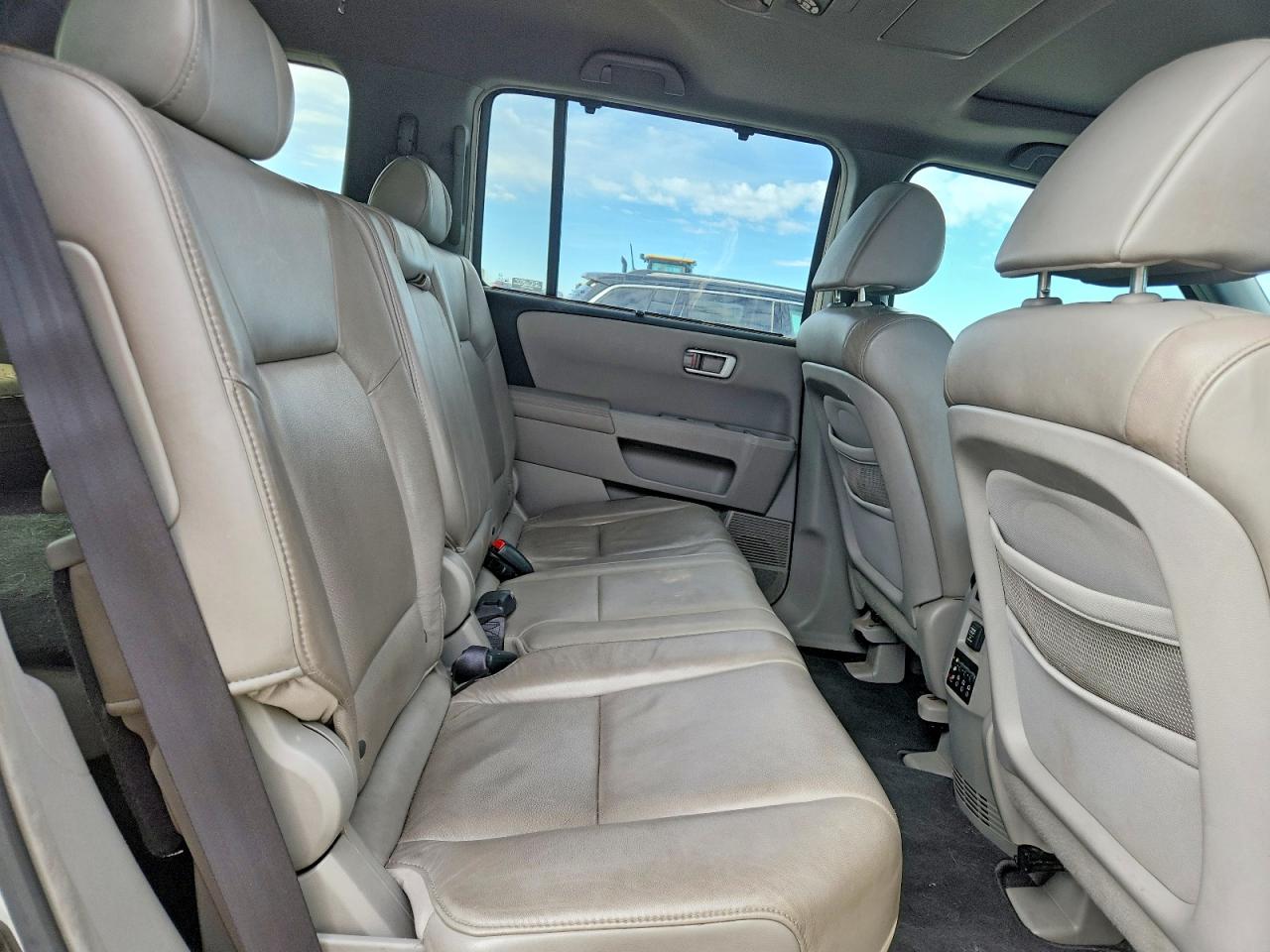 2009 Honda Pilot Touring Silver vin: 5FNYF38959B004341