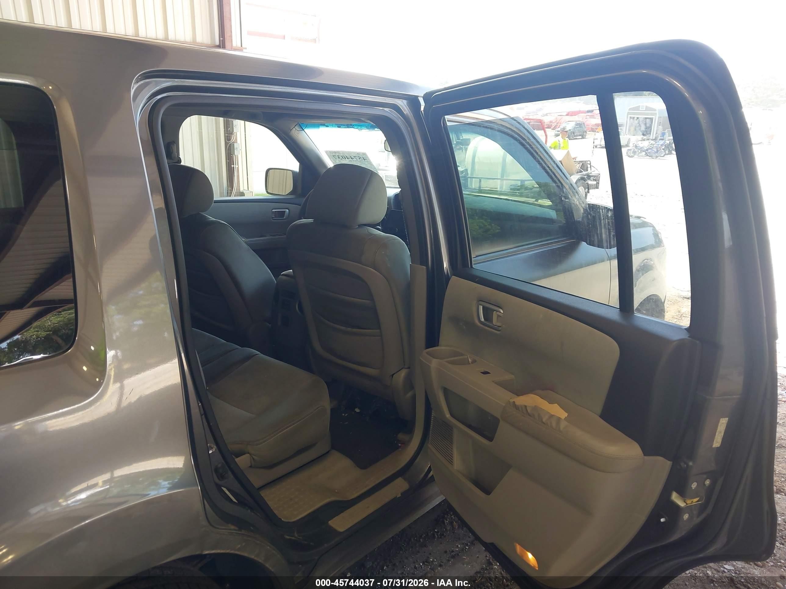2011 Honda Pilot Lx Gray vin: 5FNYF3H20BB010430