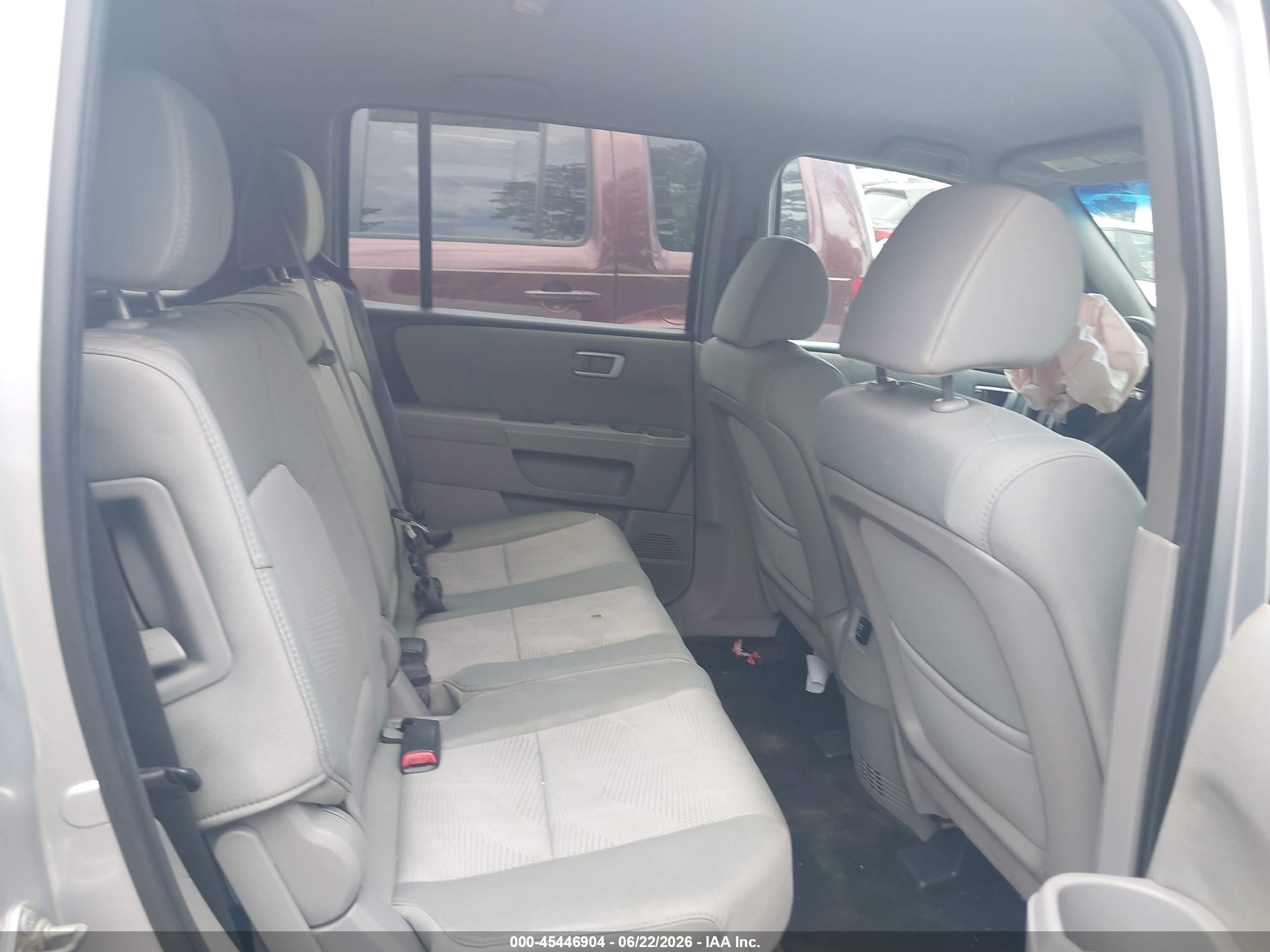 2013 Honda Pilot Lx Silver vin: 5FNYF3H20DB040742
