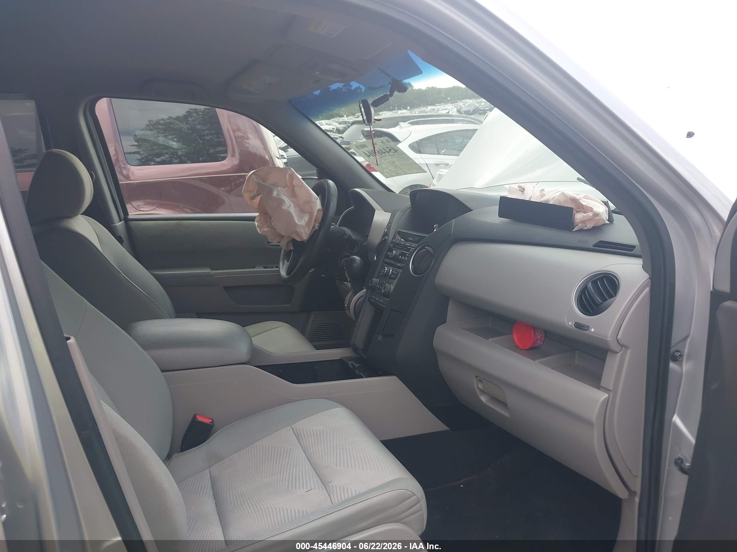 2013 Honda Pilot Lx Silver vin: 5FNYF3H20DB040742