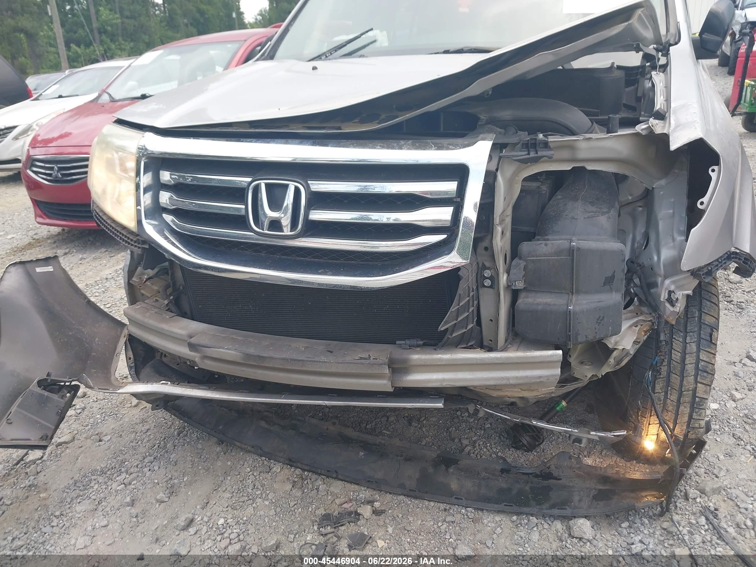 2013 Honda Pilot Lx Silver vin: 5FNYF3H20DB040742