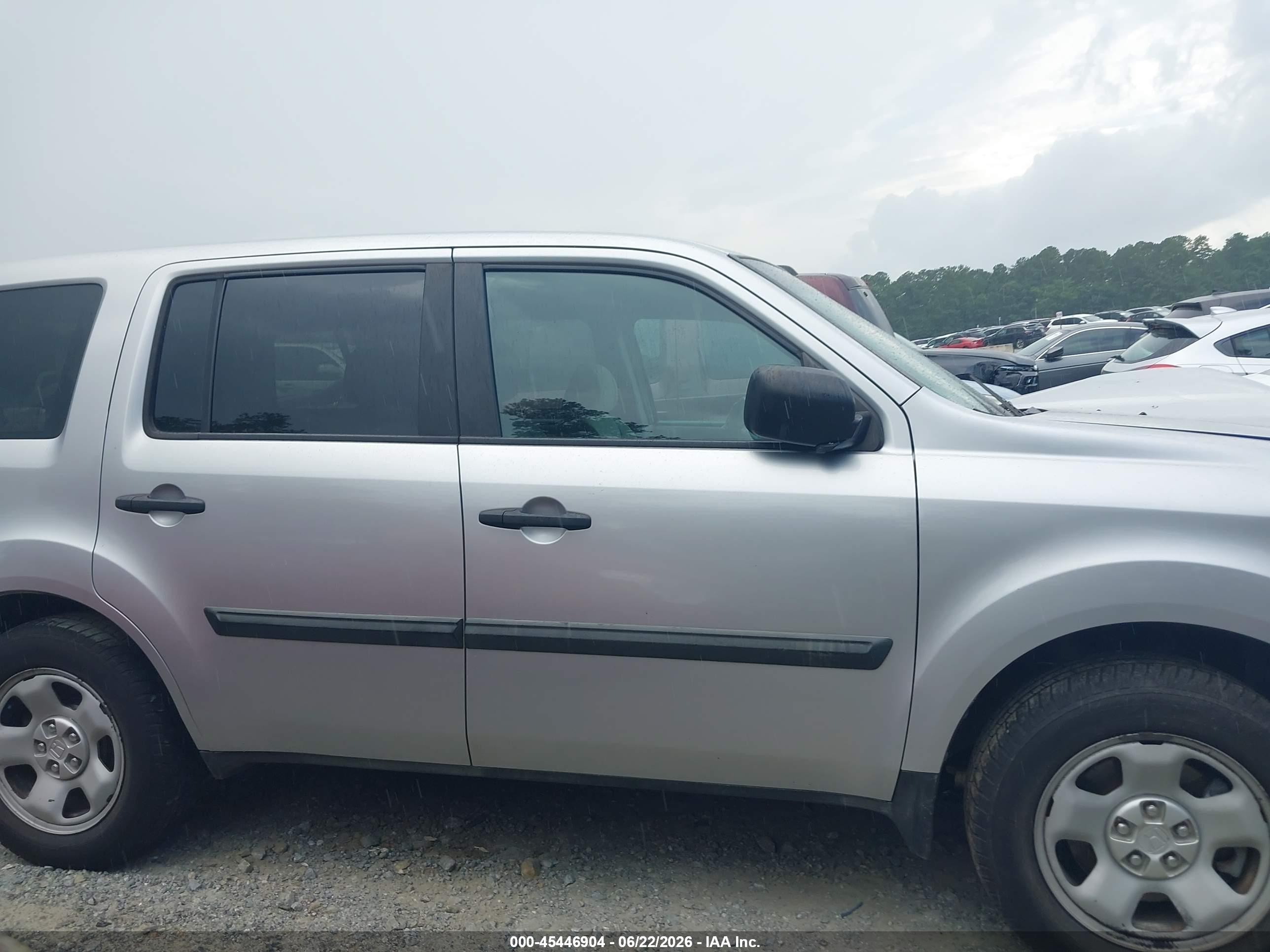 2013 Honda Pilot Lx Silver vin: 5FNYF3H20DB040742