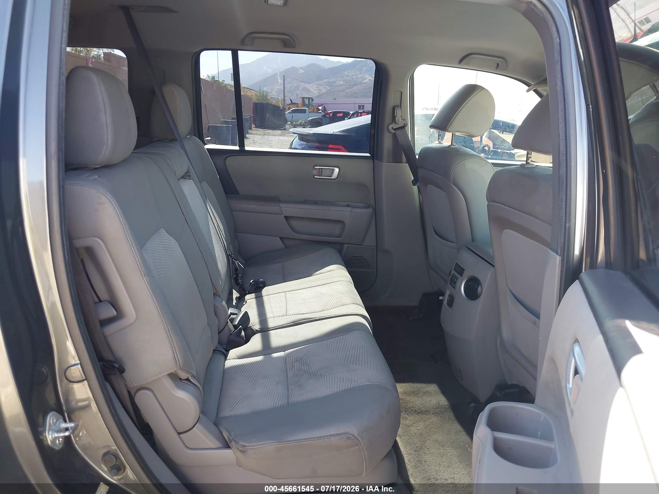 2013 Honda Pilot Lx Gray vin: 5FNYF3H21DB028700