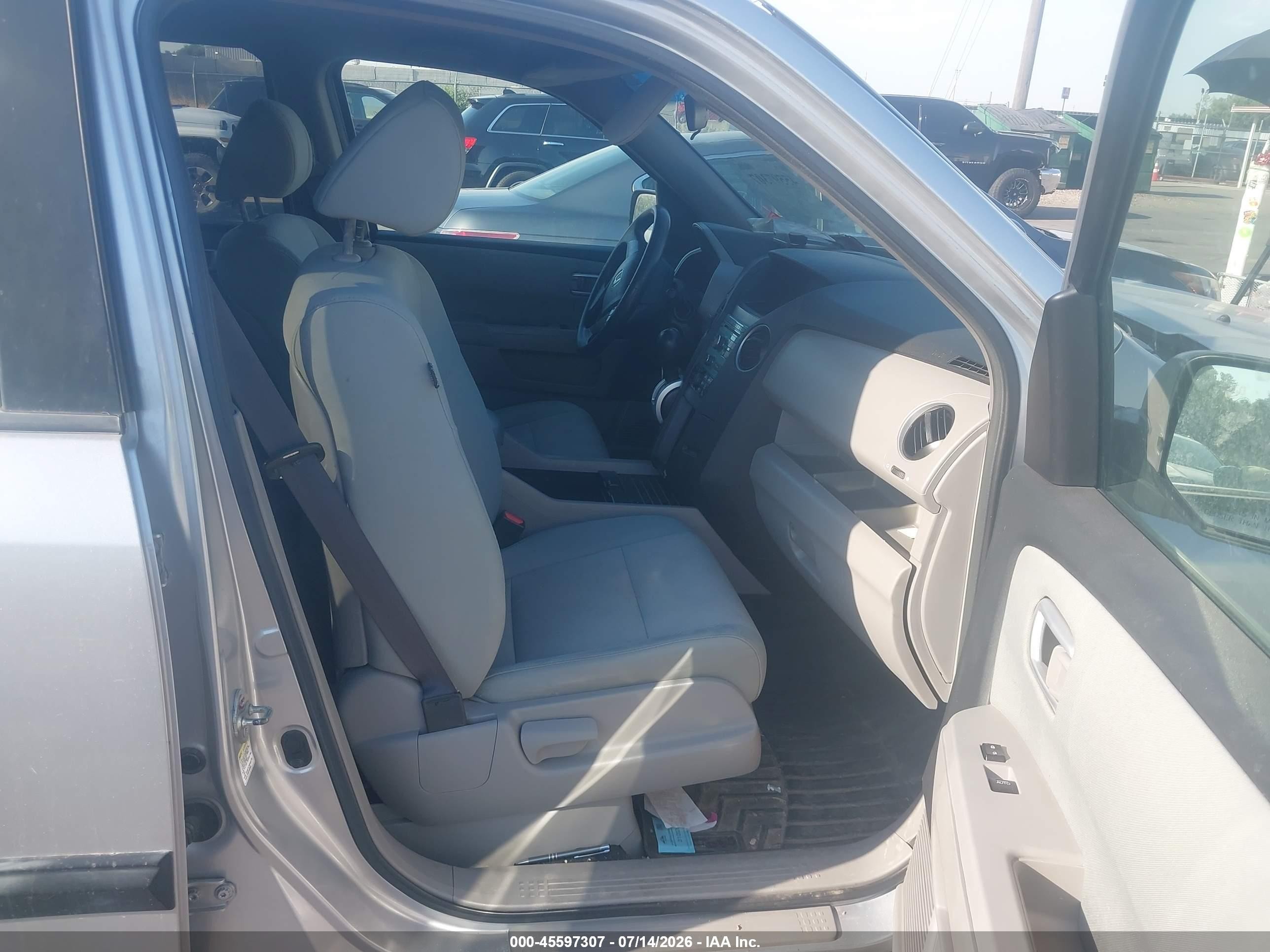 2010 Honda Pilot Lx Silver vin: 5FNYF3H22AB001422