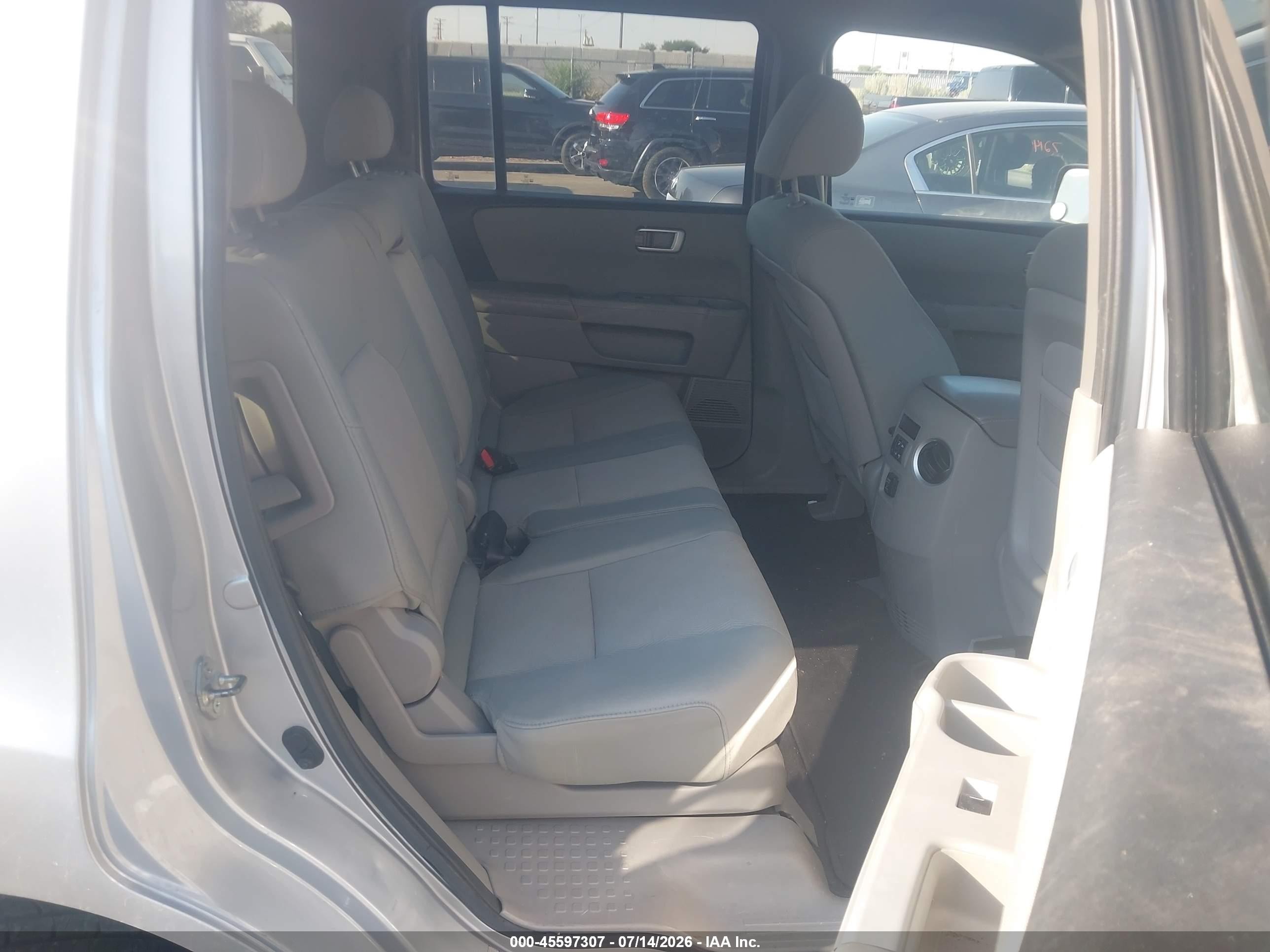 2010 Honda Pilot Lx Silver vin: 5FNYF3H22AB001422
