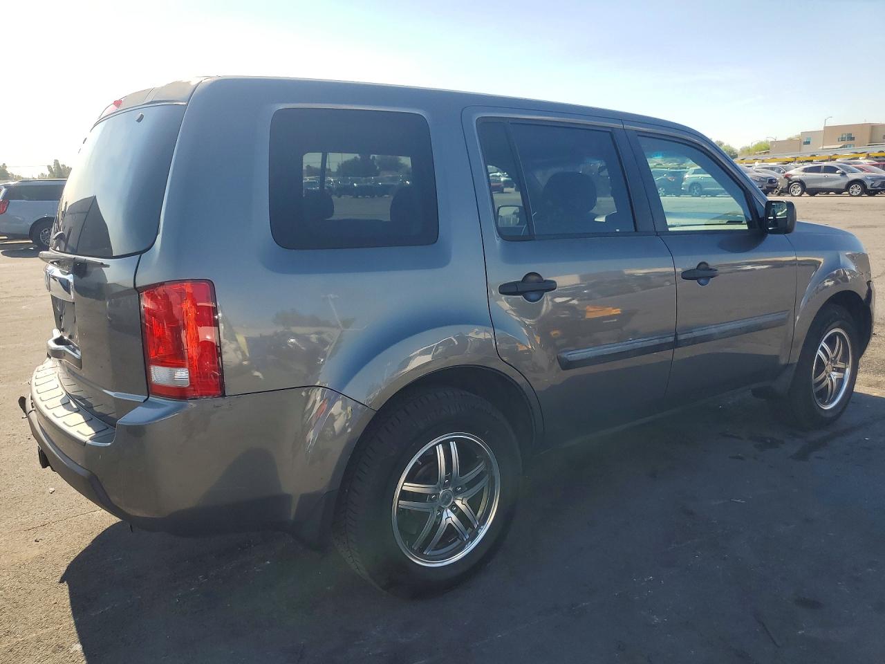 2011 Honda Pilot Lx Silver vin: 5FNYF3H23BB025651