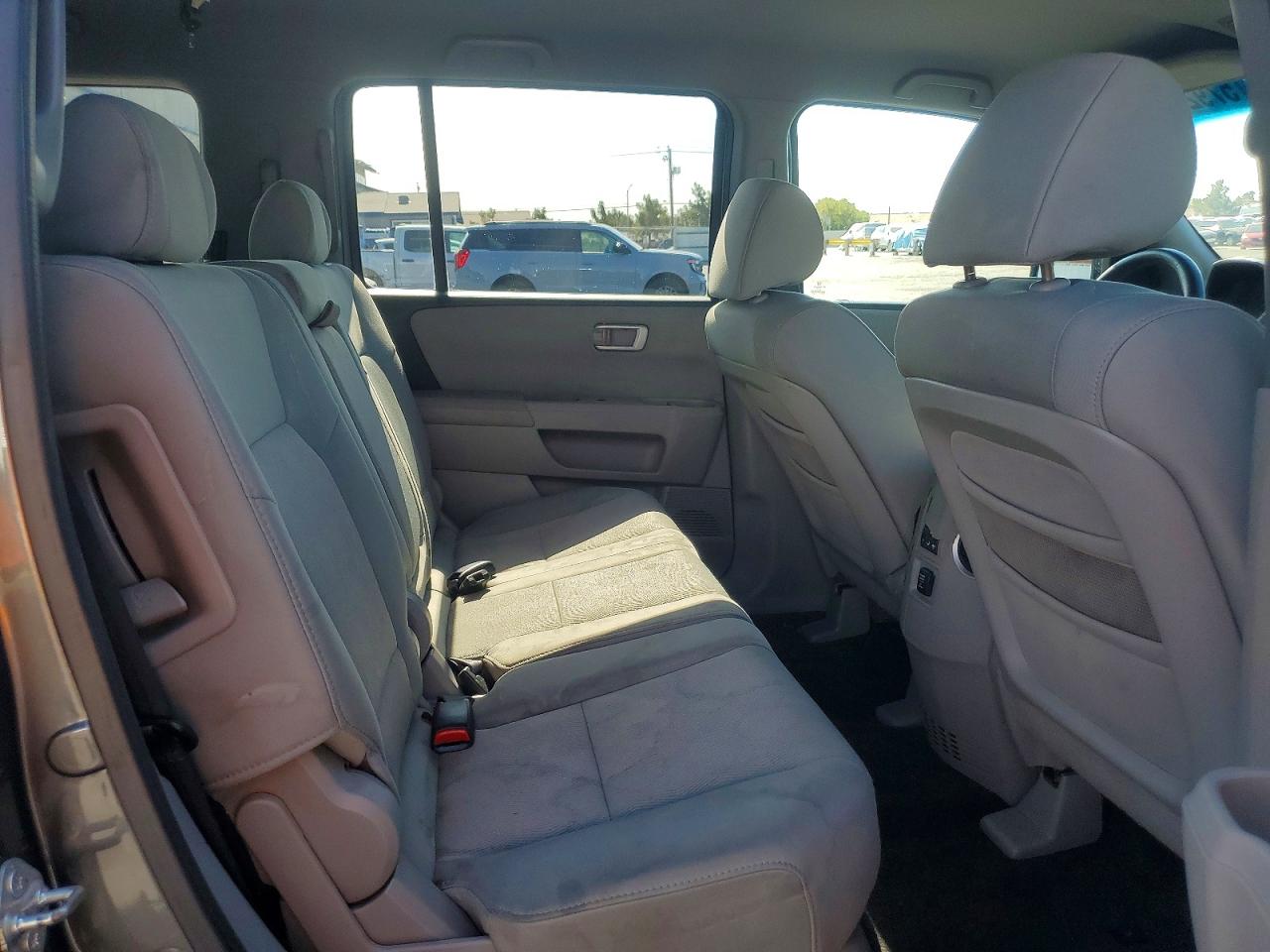 2011 Honda Pilot Lx Silver vin: 5FNYF3H23BB025651