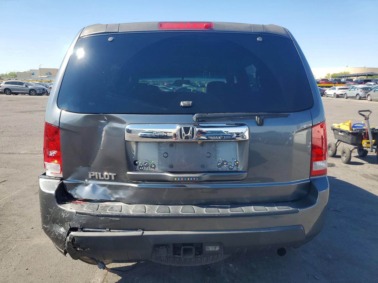 2011 Honda Pilot Lx Silver vin: 5FNYF3H23BB025651