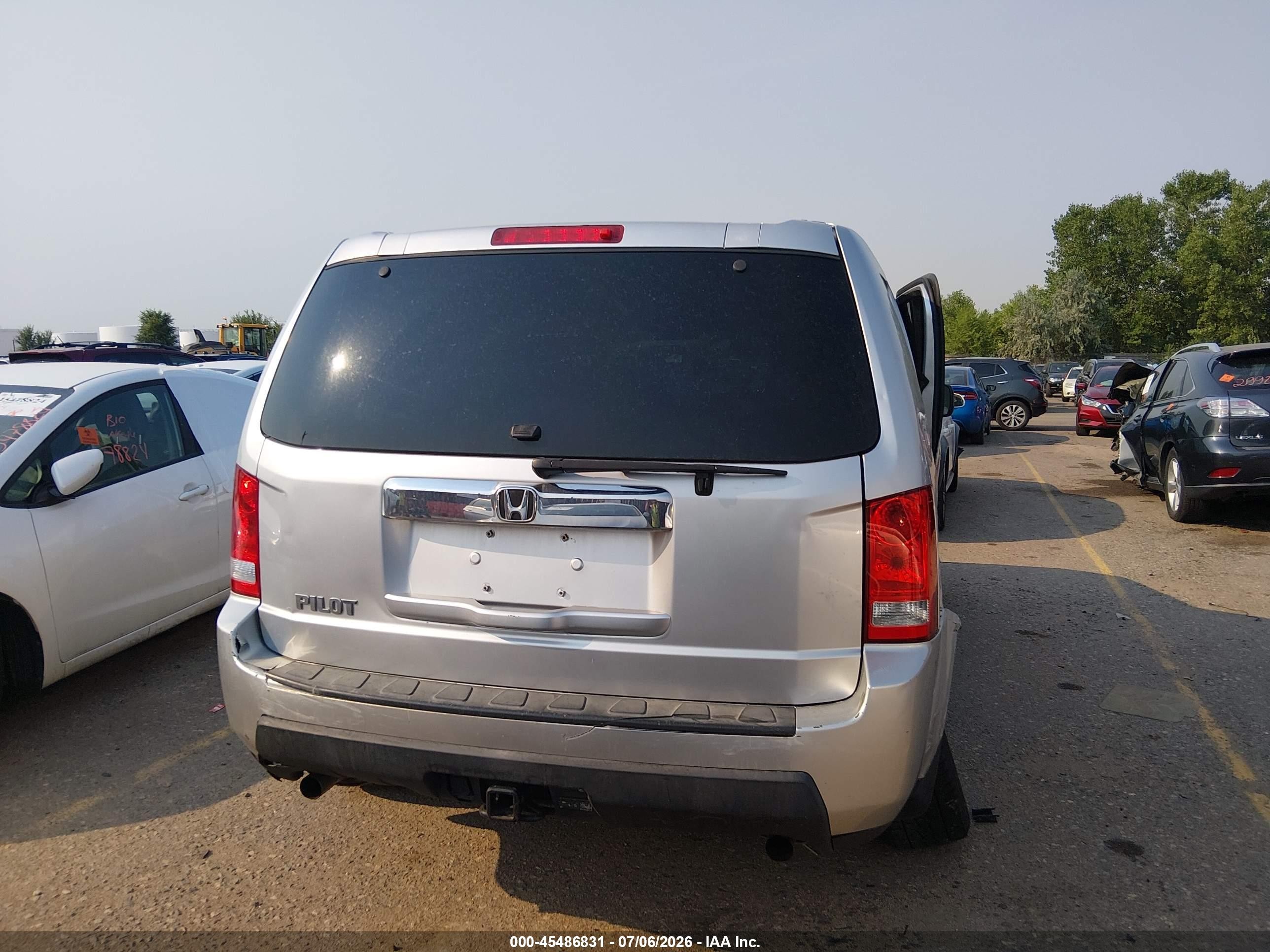 2011 Honda Pilot Lx Silver vin: 5FNYF3H23BB052753