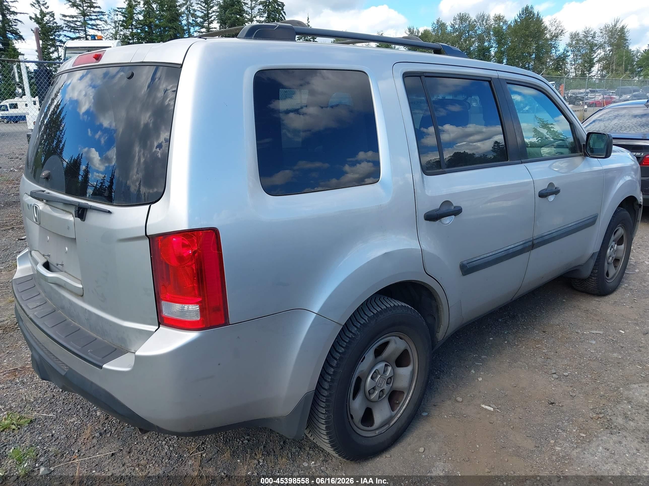 2013 Honda Pilot Lx Silver vin: 5FNYF3H23DB044123