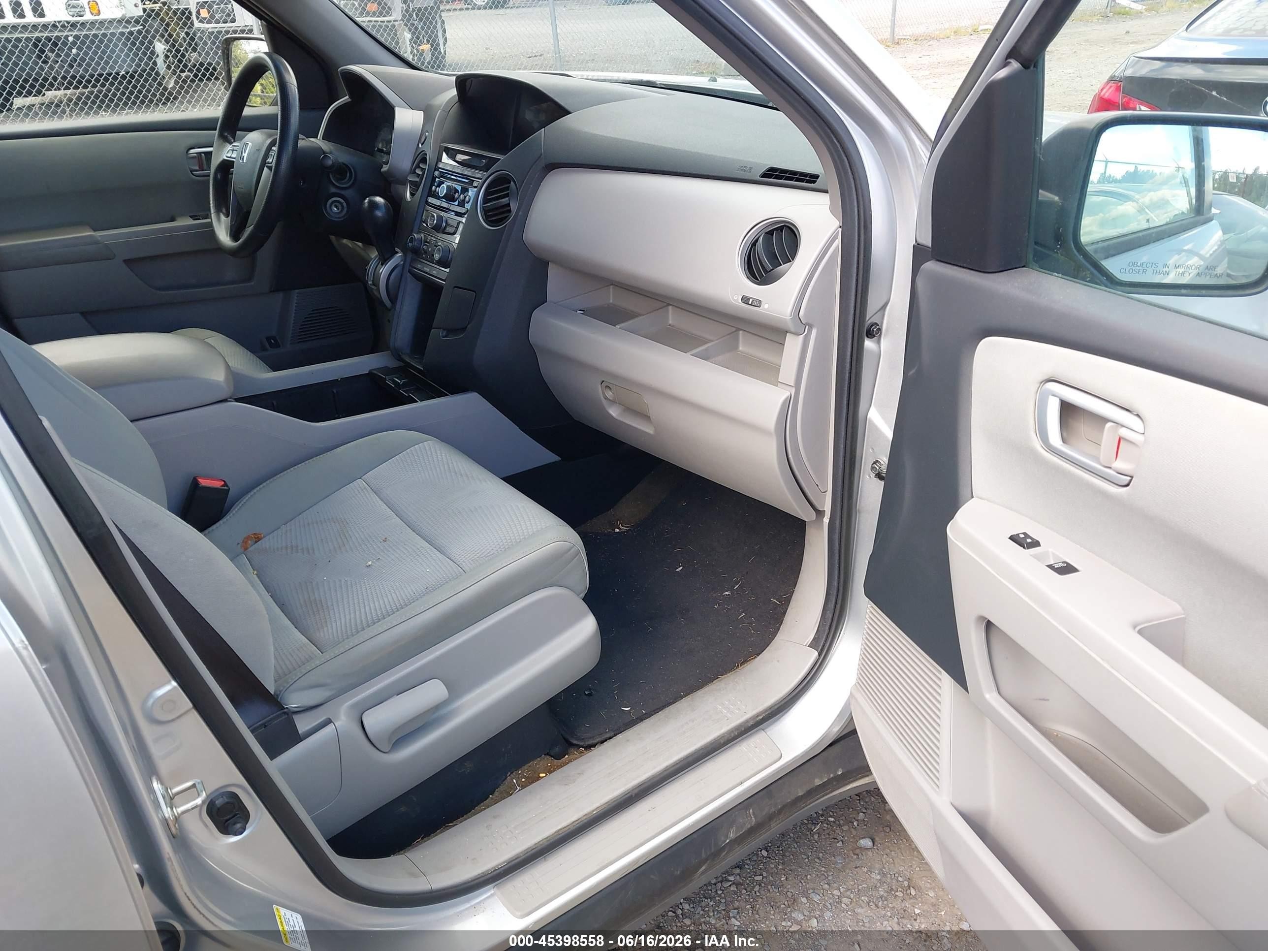 2013 Honda Pilot Lx Silver vin: 5FNYF3H23DB044123