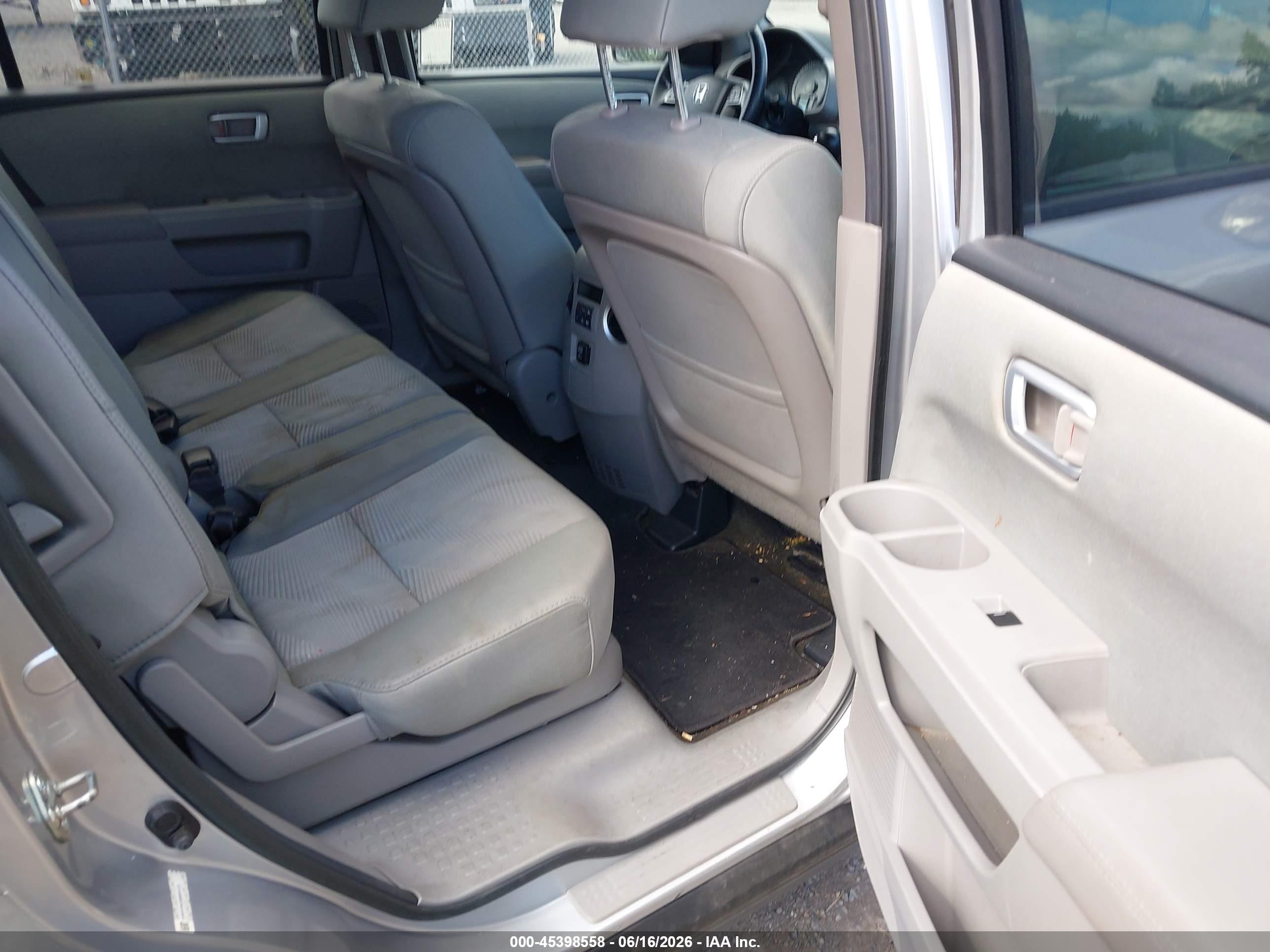 2013 Honda Pilot Lx Silver vin: 5FNYF3H23DB044123