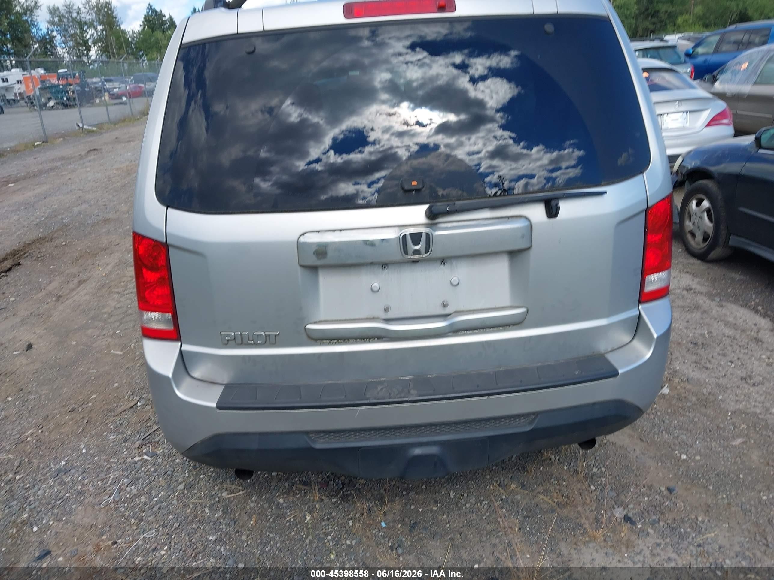 2013 Honda Pilot Lx Silver vin: 5FNYF3H23DB044123