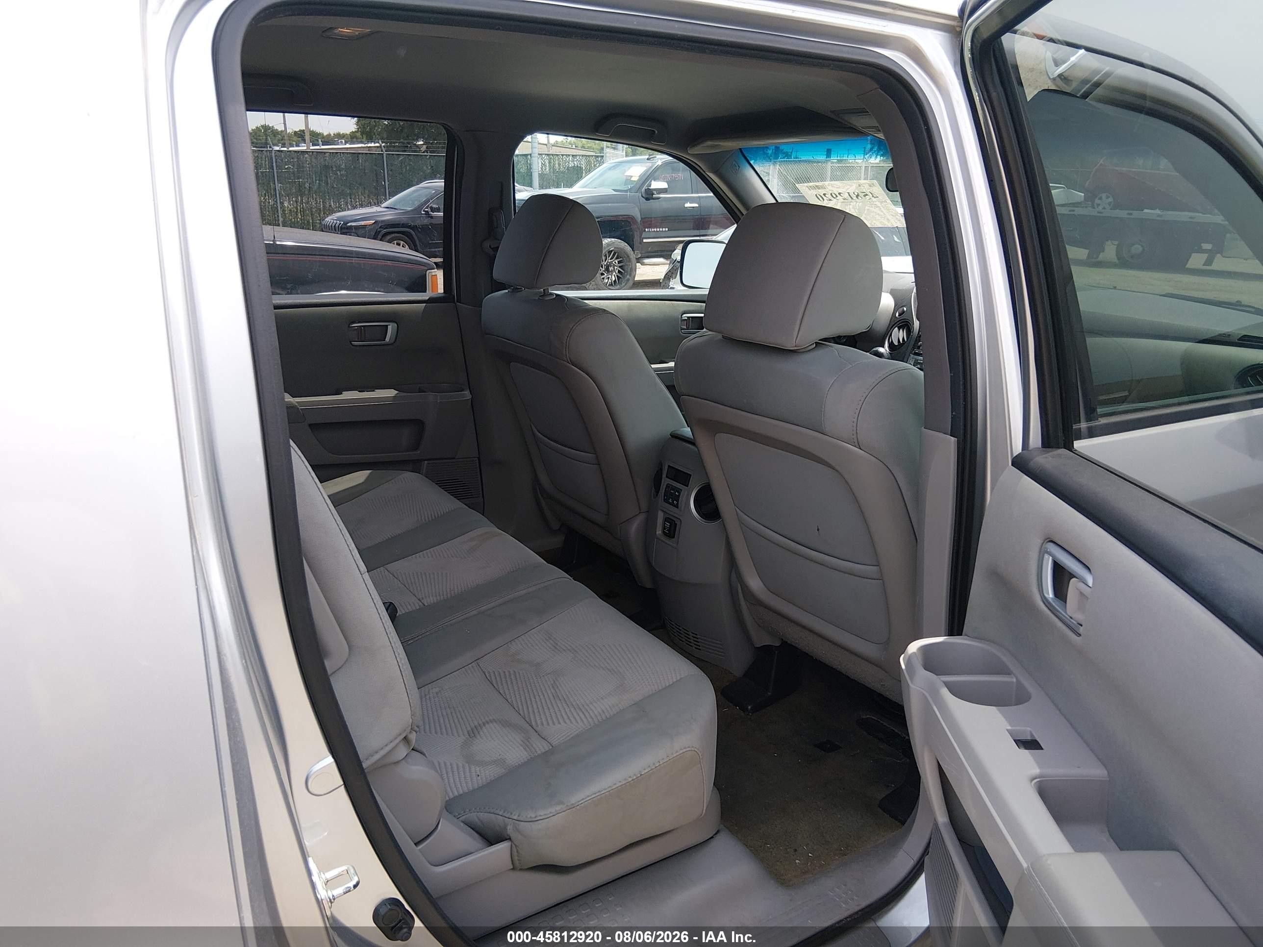 2014 Honda Pilot Lx Серебряный vin: 5FNYF3H24EB009446