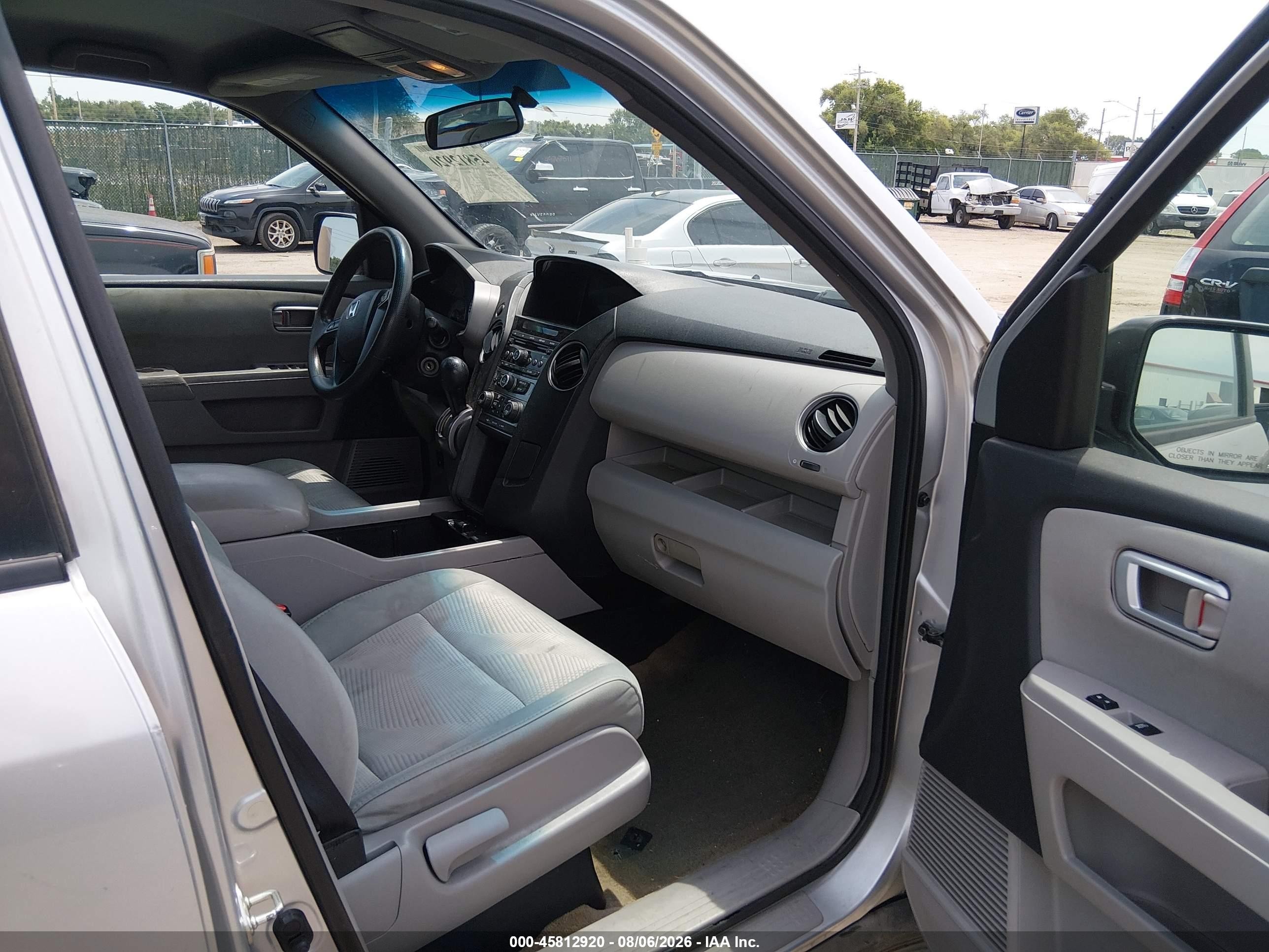 2014 Honda Pilot Lx Серебряный vin: 5FNYF3H24EB009446