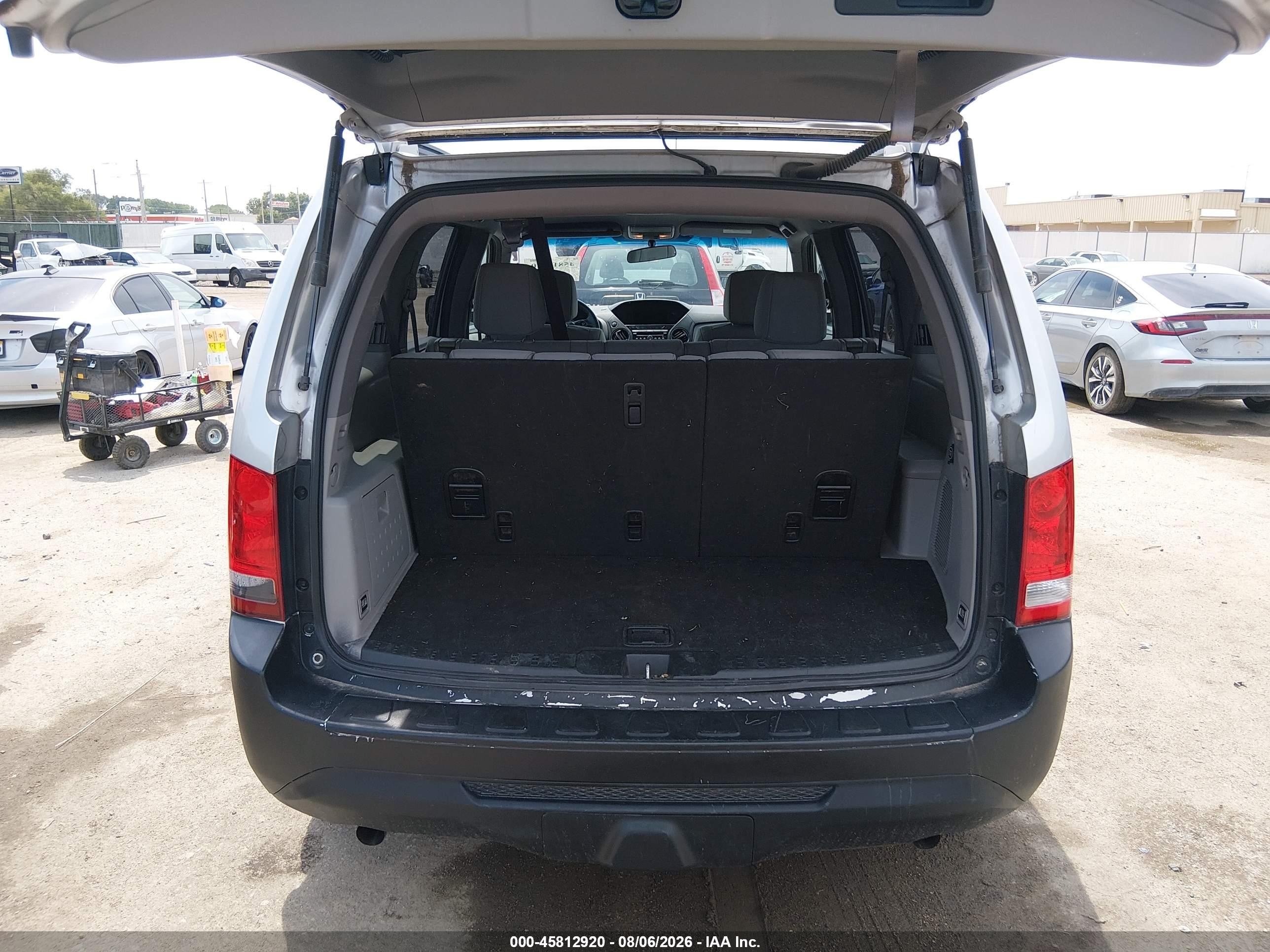 2014 Honda Pilot Lx Серебряный vin: 5FNYF3H24EB009446