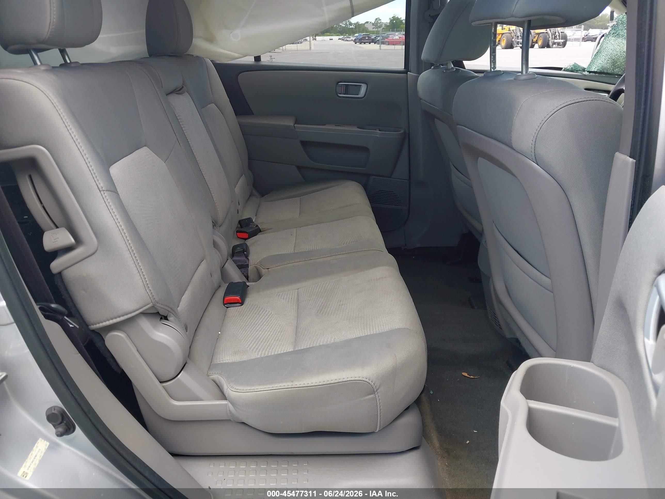 2014 Honda Pilot Lx Silver vin: 5FNYF3H24EB011312