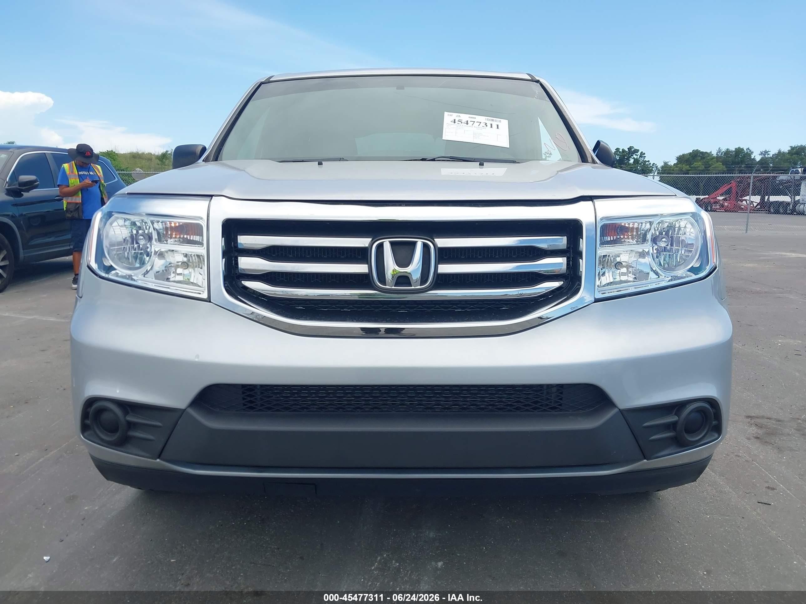 2014 Honda Pilot Lx Silver vin: 5FNYF3H24EB011312
