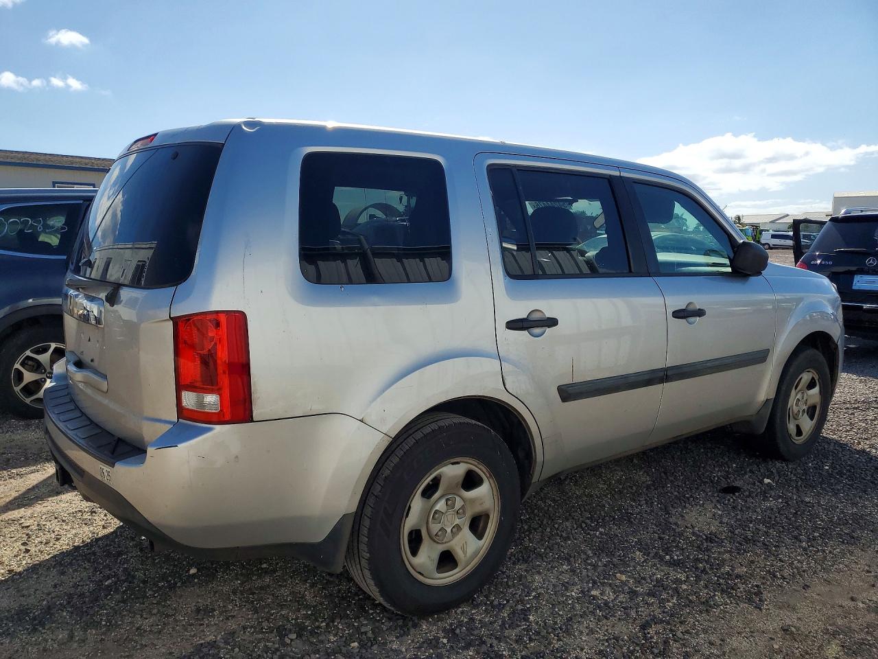 2014 Honda Pilot Lx Silver vin: 5FNYF3H24EB014422